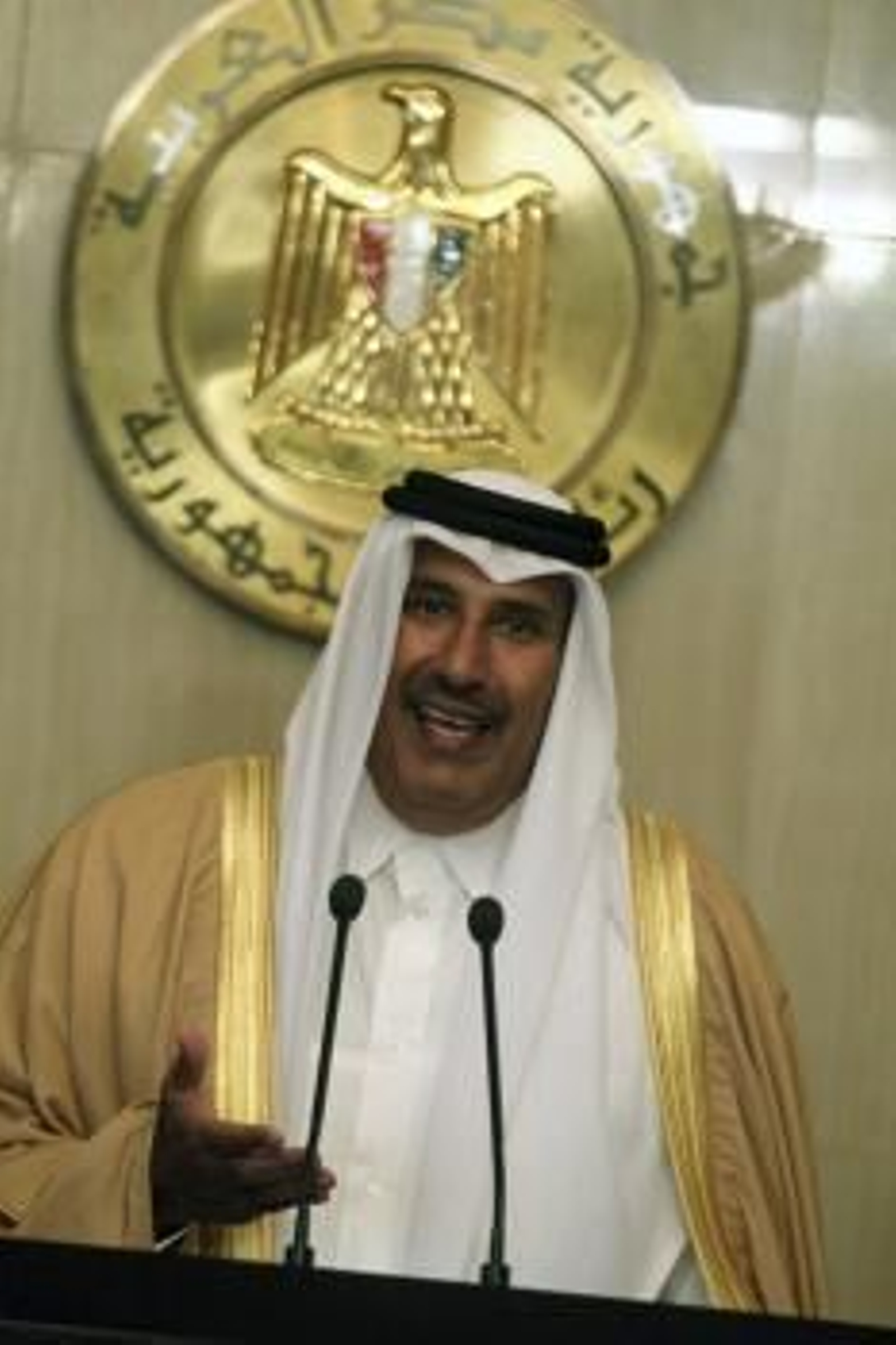 El primer ministro de Catar, Hamad Bin Jabir Al Thani, habla en una rueda de prensa convocada en en el Palacio Presidencial de El Cairo (Foto: EFE)
