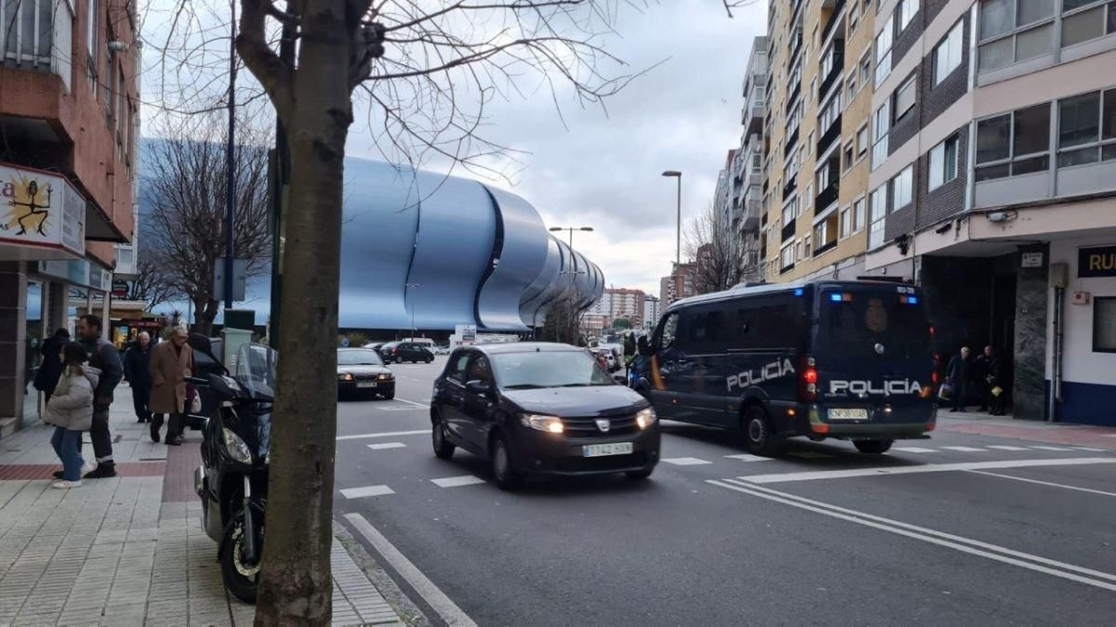 Un furgón de la Policía, pasando por Fragoso hacia Balaídos, horas después del registro llevado a cabo en el inmueble.