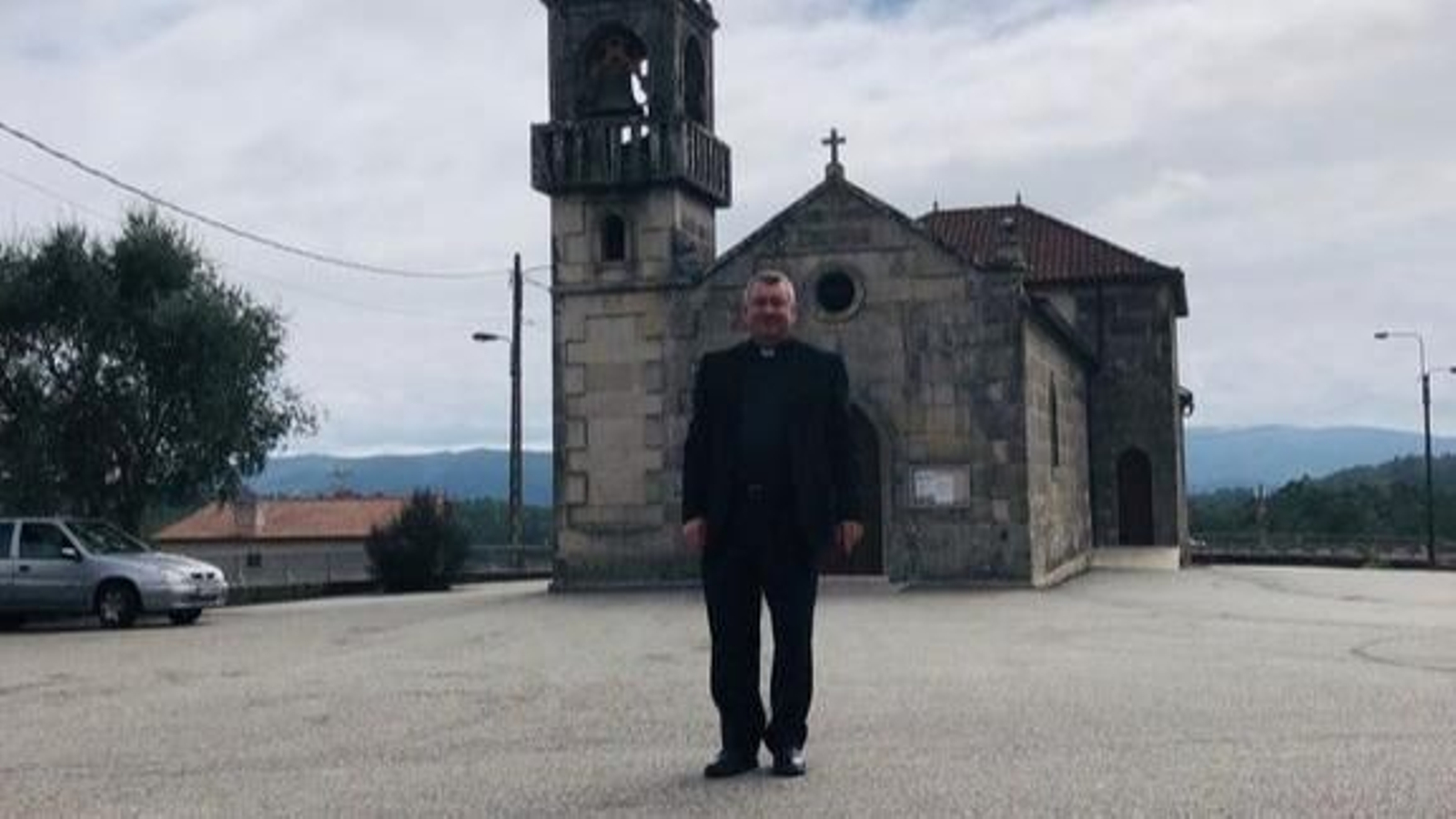El párroco José Juan Sobrino, ayer en la iglesia de Santa Marina de Vincios.