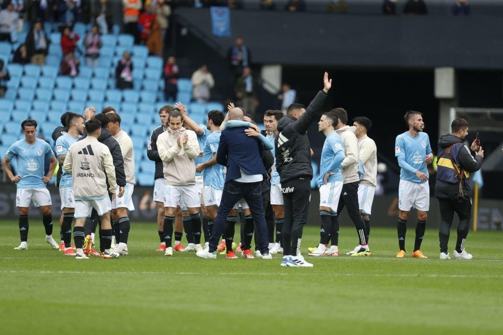 Los jugadores del Celta agradecen el apoyo de la afición desde el centro del campo en Balaídos.