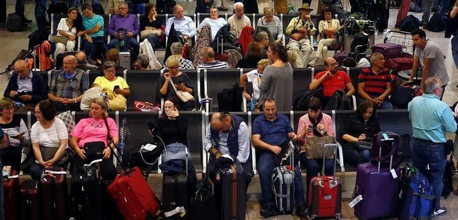 Cientos de viajeros permanecen atrapados en el Aeropuerto de El Prat