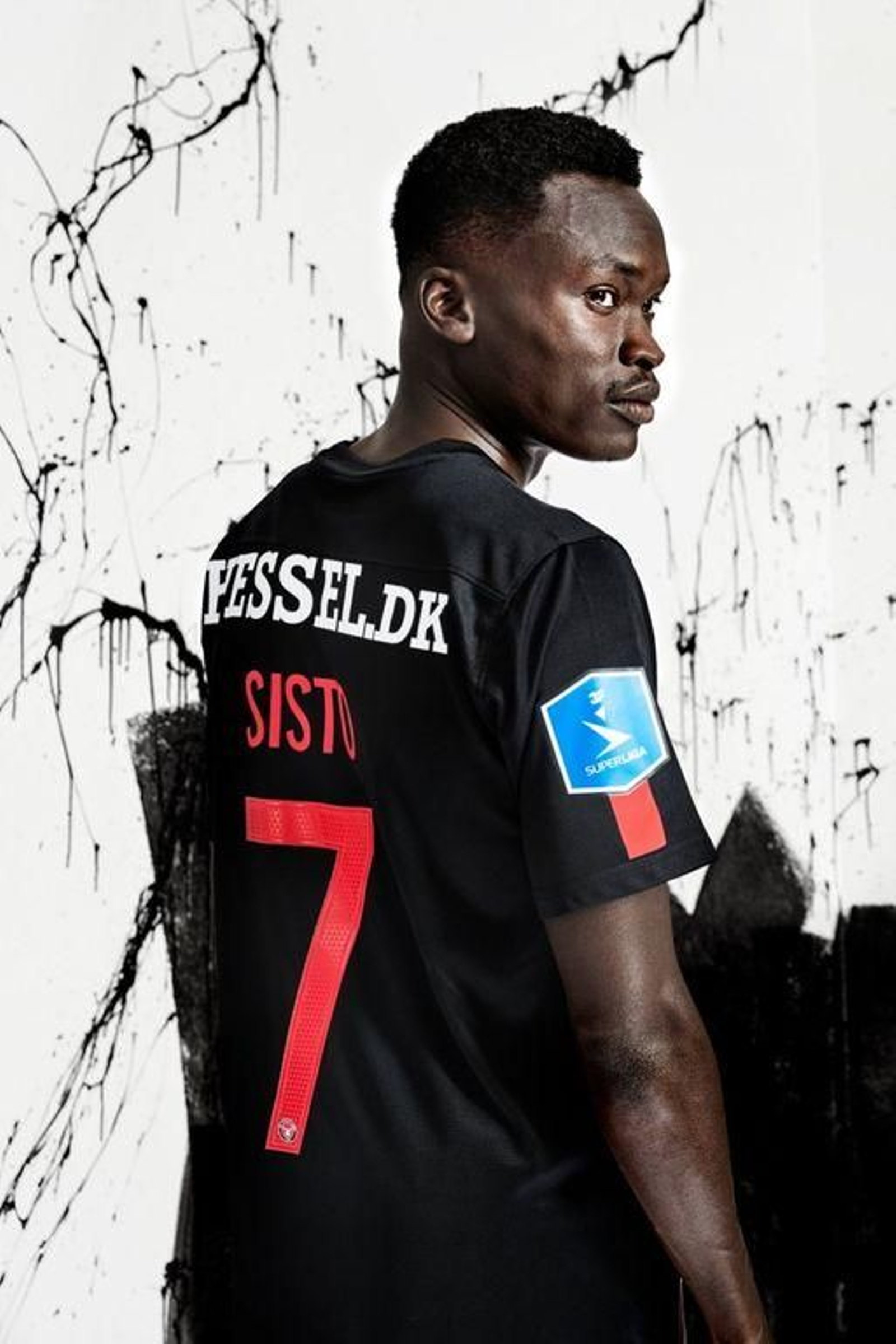 Pione Sisto lucirá el dorsal número 7 en el Midtjylland danés.