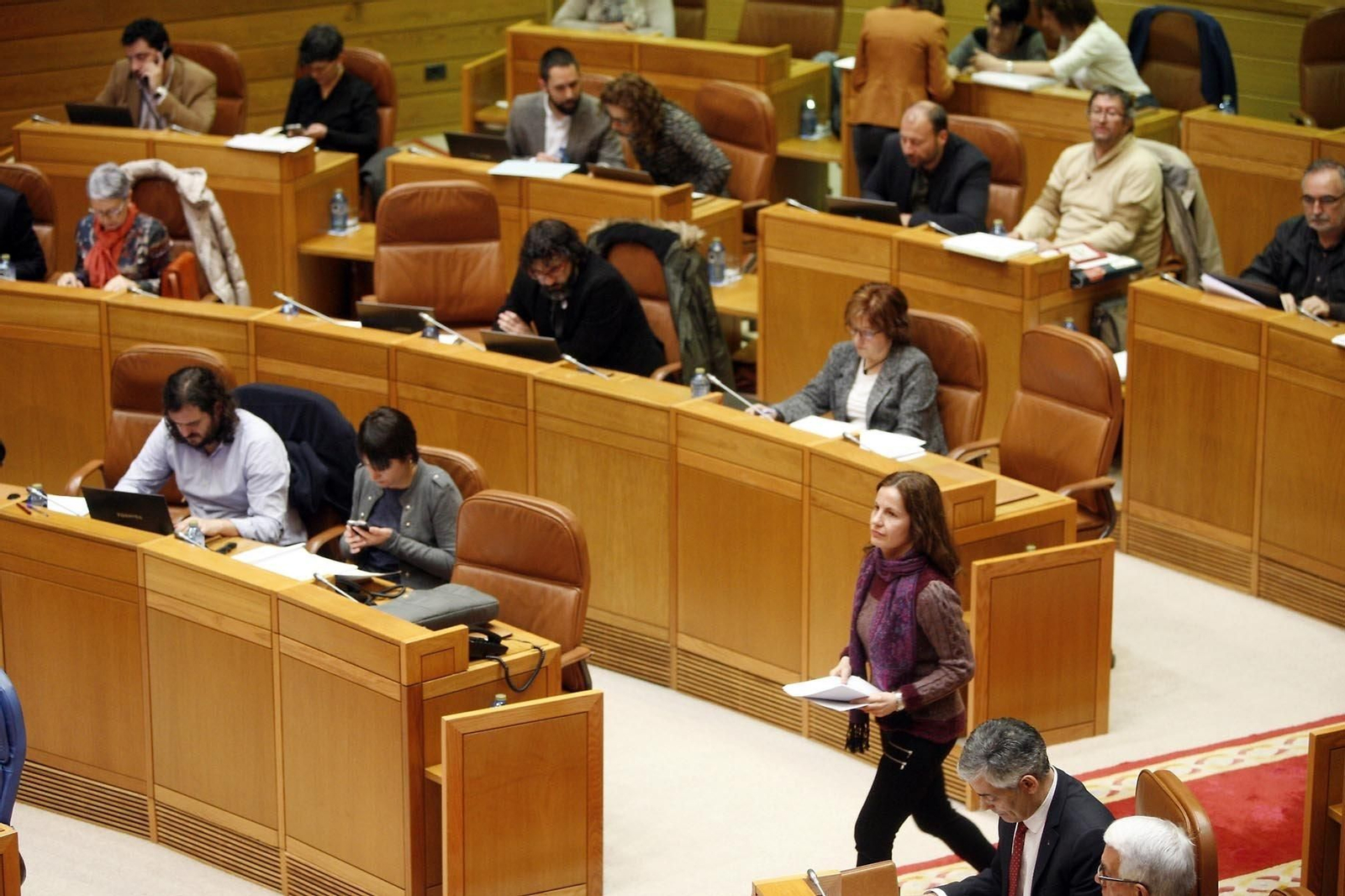 Miembros de la oposición parlamentaria, durante el pleno en la Cámara.