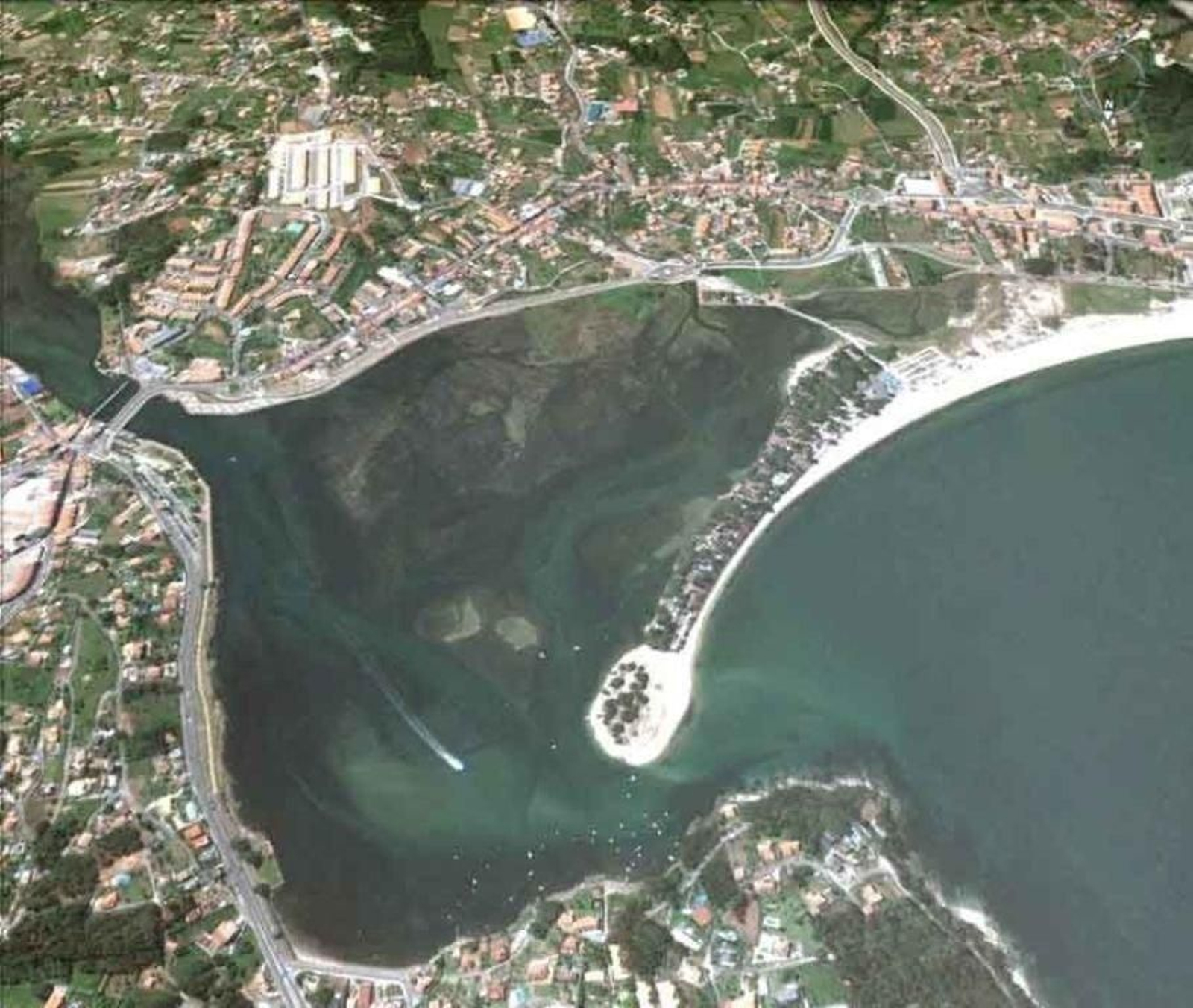 Imagen aérea del estuario y la marisma del río Miñor.
