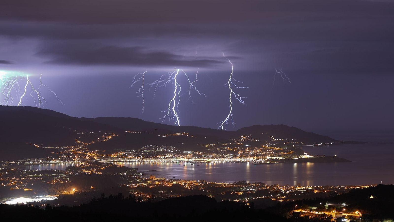 Rayos sobre la Ría de Vigo. // Alberte