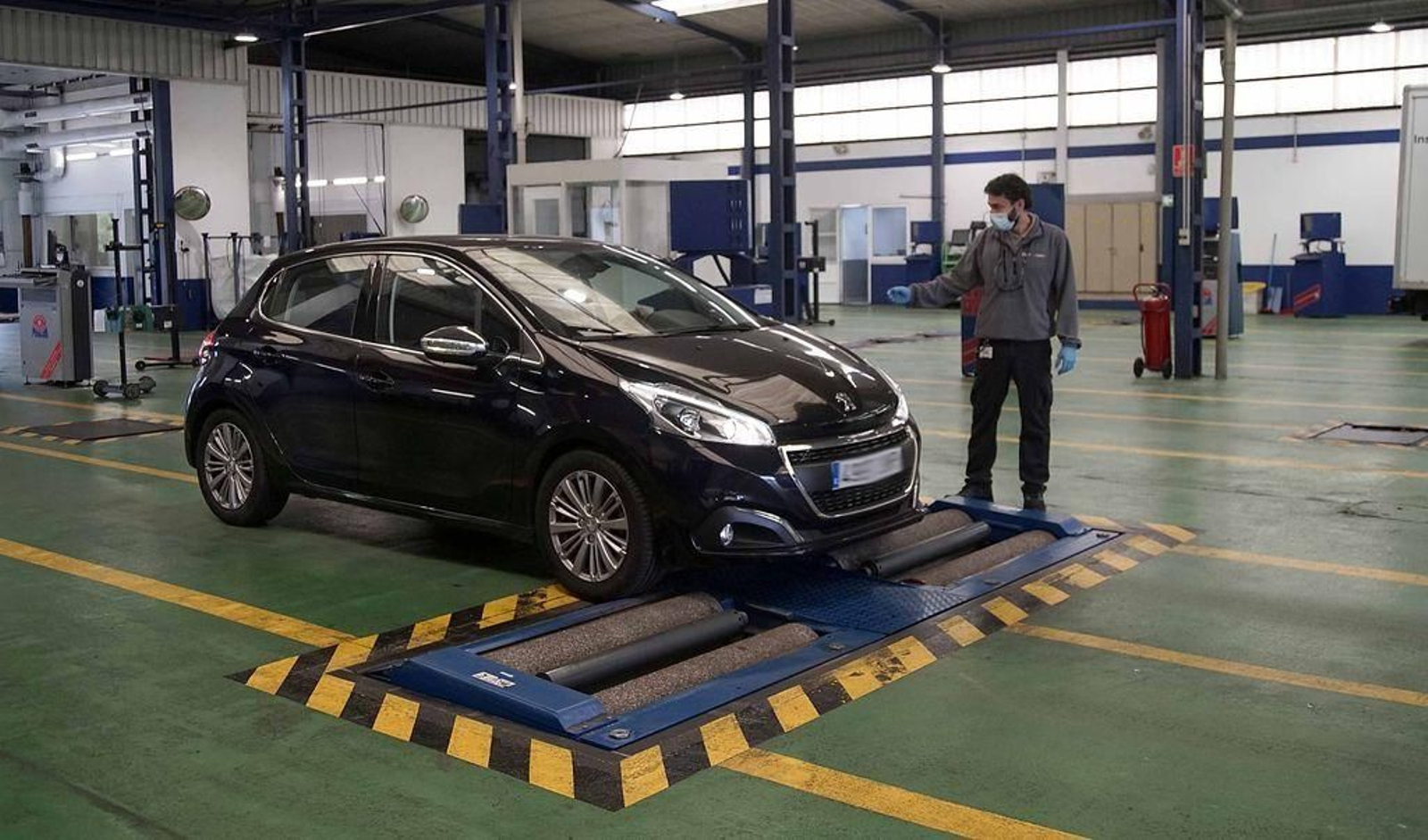 Un grupo reducido de furgonetas y turismos fueron ayer inspeccionados en la ITV en Vigo.