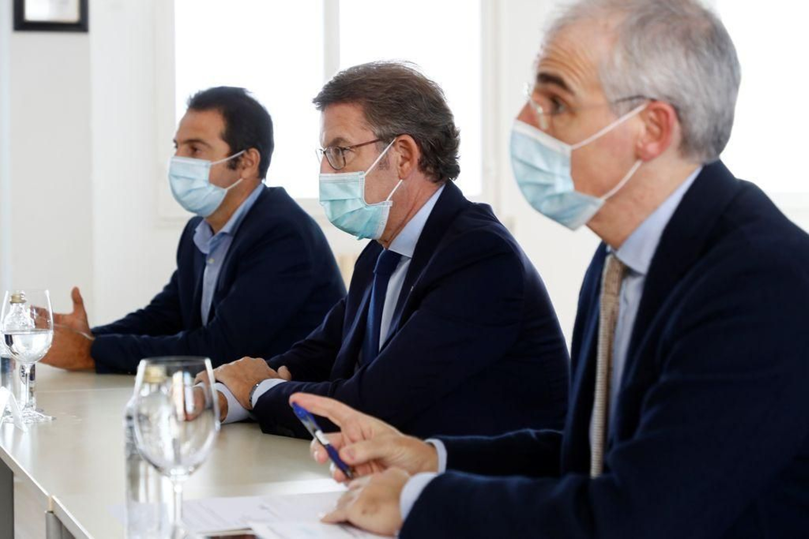 El presidente de la Xunta, Alberto Núñez Feijóo en la reunión con el comité de empresa de Alcoa San Cibrao.