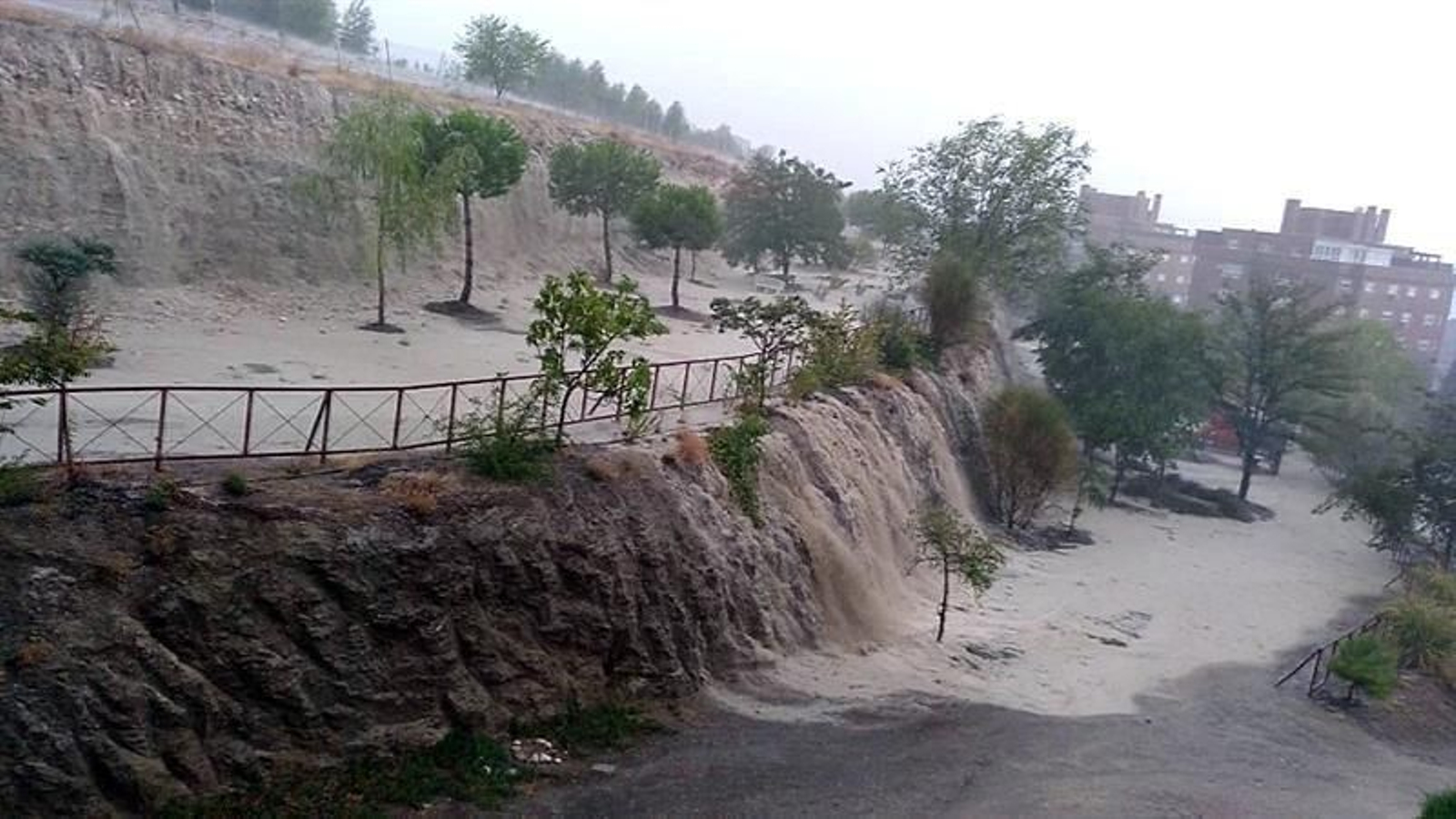 La fuerte tormenta, acompañada de granizo en Rivas Vaciamadrid,