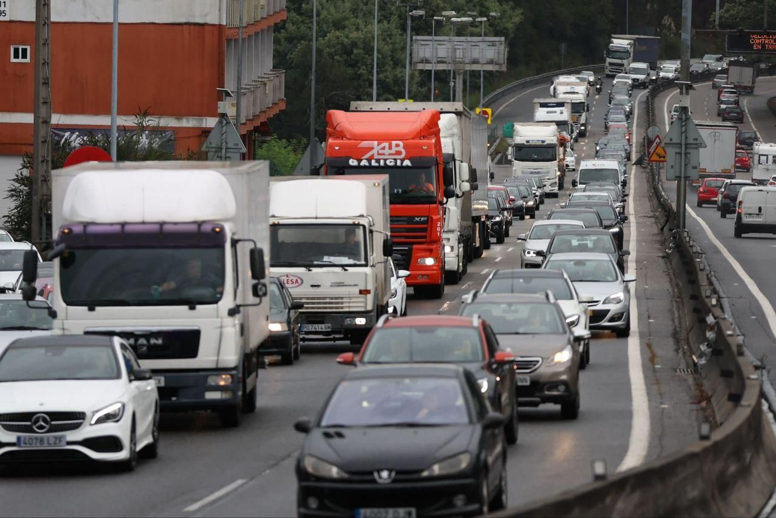 Accidente de un camión en la A-55 en Mos. // Alberte