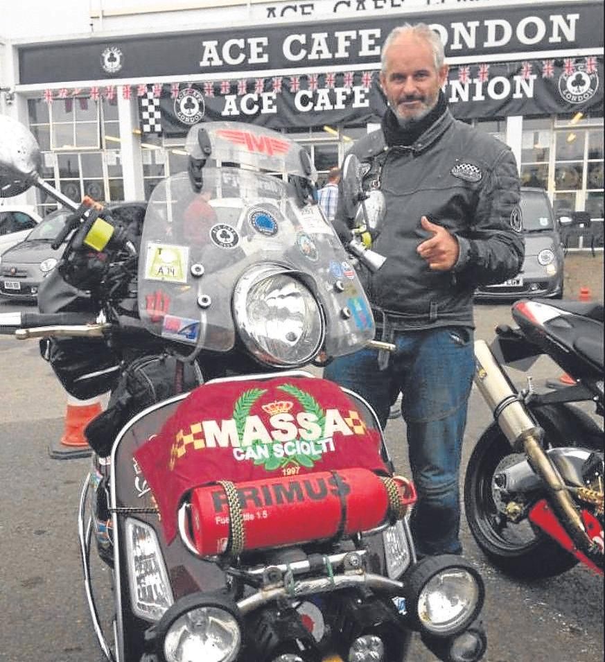 Juan Antonio Fernández, con su Vespa.