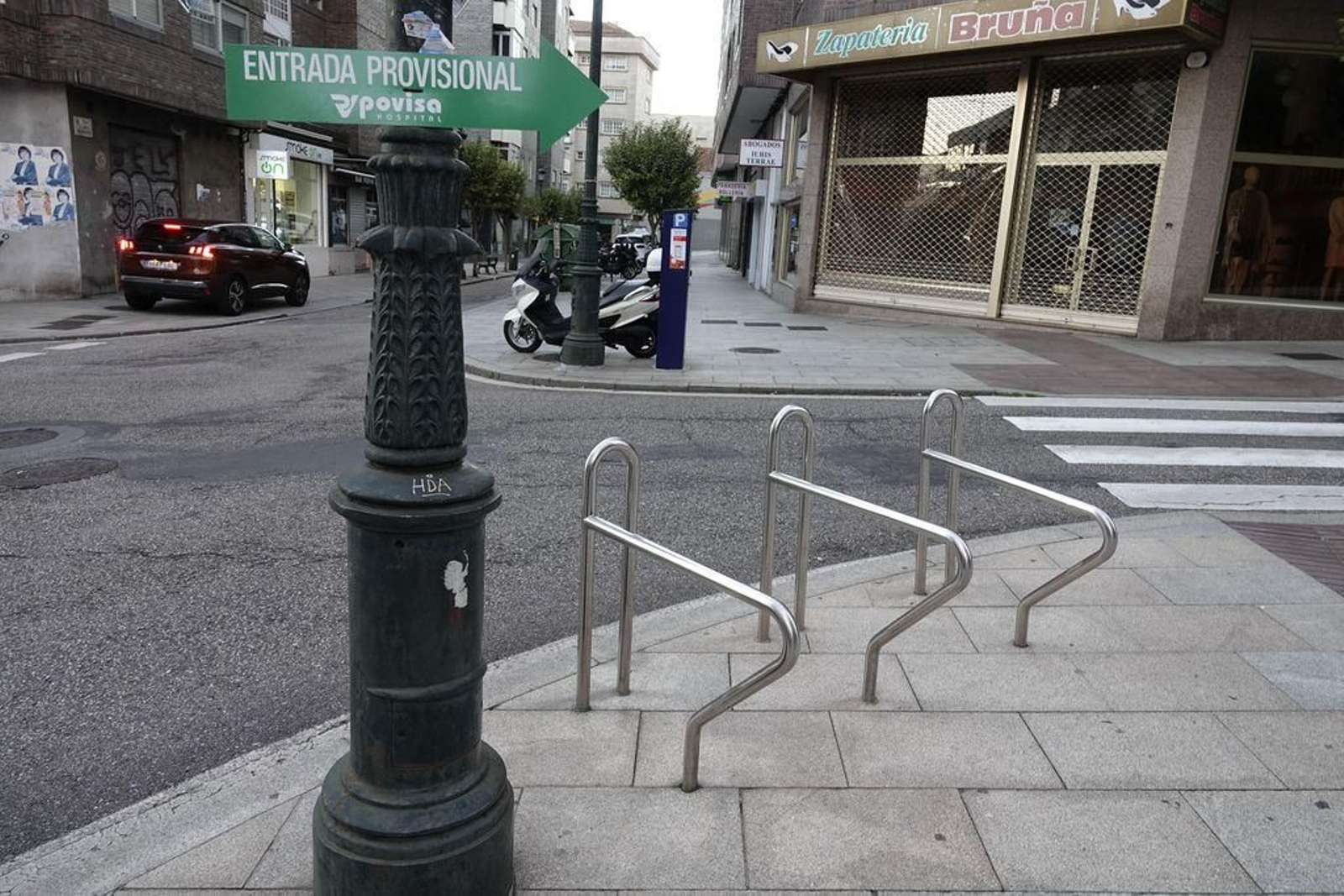 Uno de los aparcamientos de bicis más concurridos, junto a Povisa, ahora vacío.