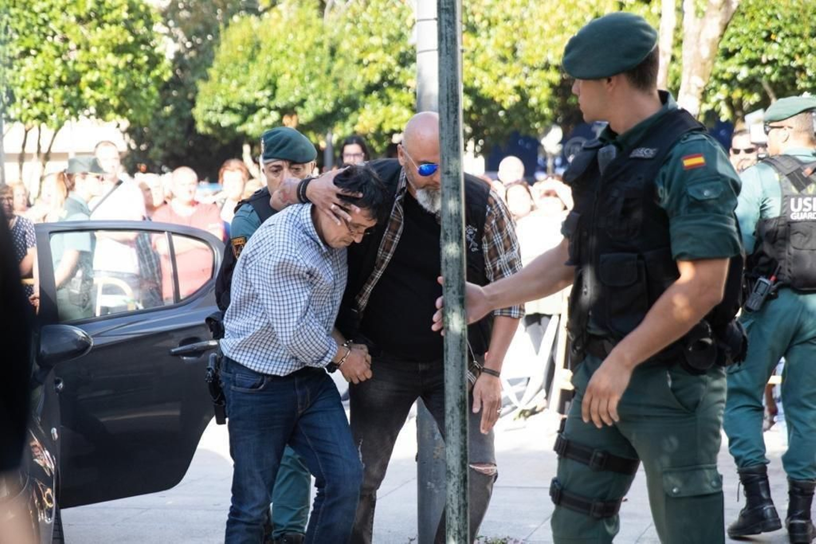 José Luis Abet Lafuente, el autor confeso del triple asesinato, llega al juzgado de Caldas de Reis // Alberte