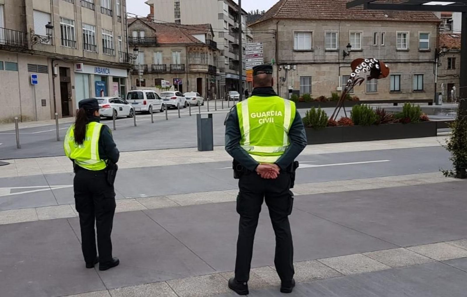 Los agentes de la Guardia Civil durante un control