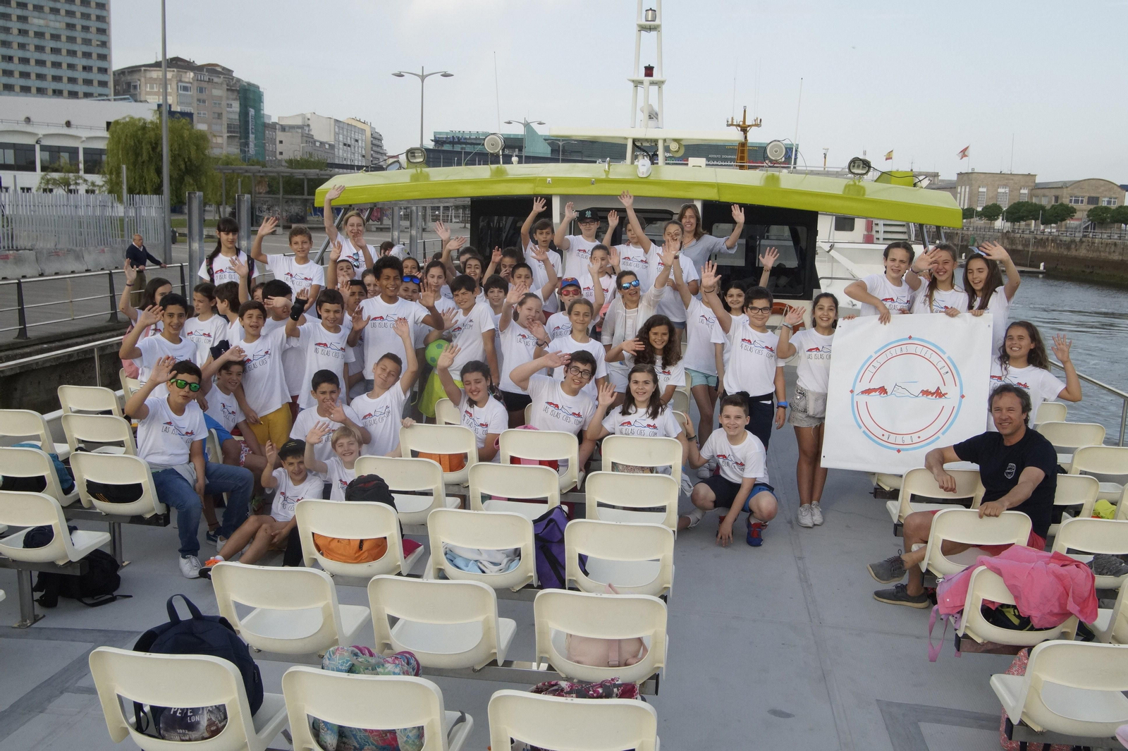 Alumnos del Niño Jesús de Praga con las Cíes