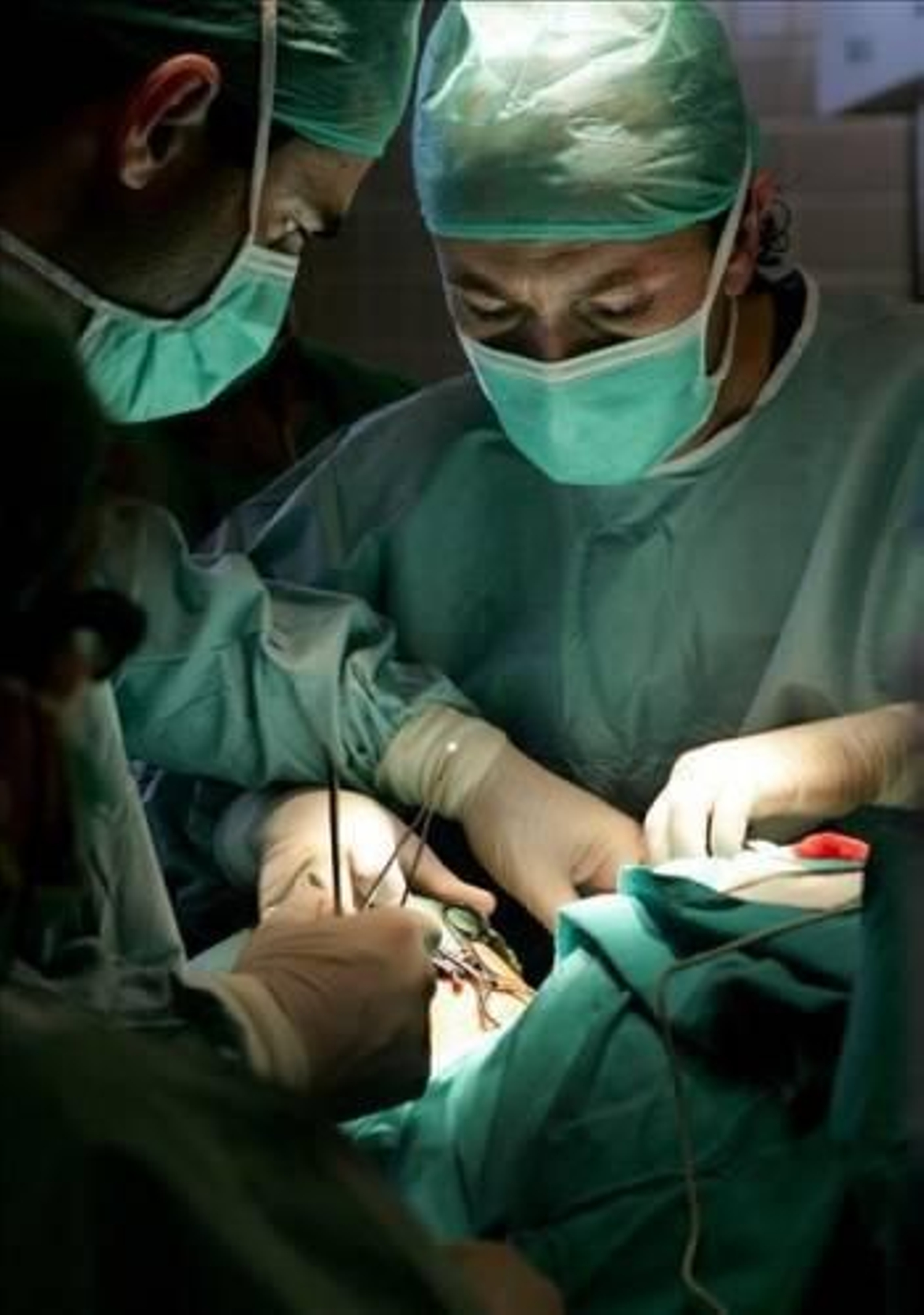 Una mujer se somete a una operación de cirugía estética. (Foto: ARCHIVO)