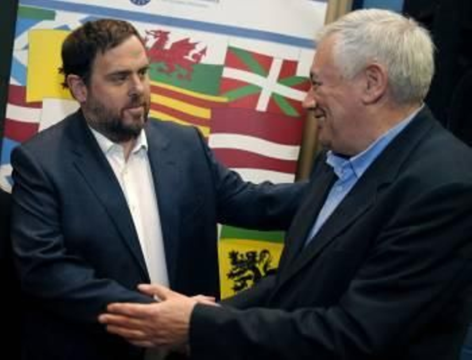 Guillerme Vázquez saluda a Oriol Junqueras, ayer en Santiago. (Foto: LAVANDEIRA JR.)