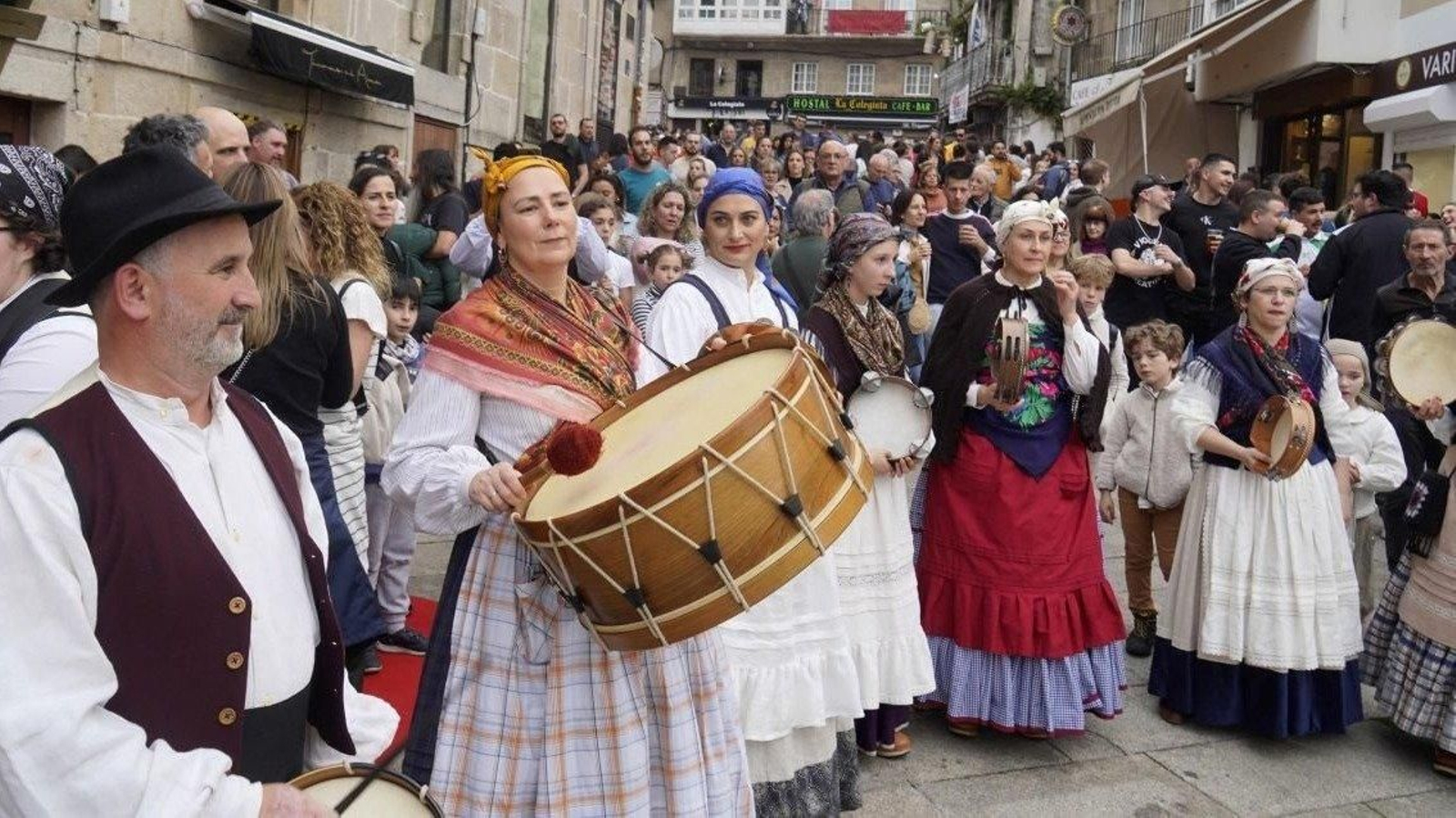 El Casco Vello ya vivió desde ayer el ambiente festivo con el mercado y la música y animación por las calles.