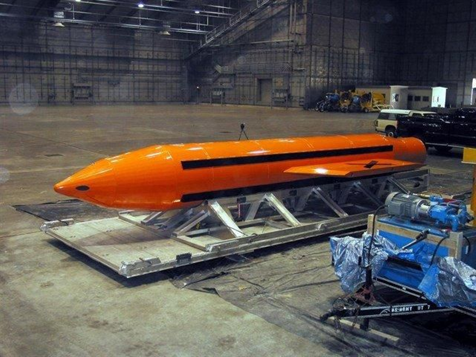 La GBU-43/B Massive Ordnance Air Blast Bomb (MOAB), con 11 toneladas de explosivo TNT de alta potencia