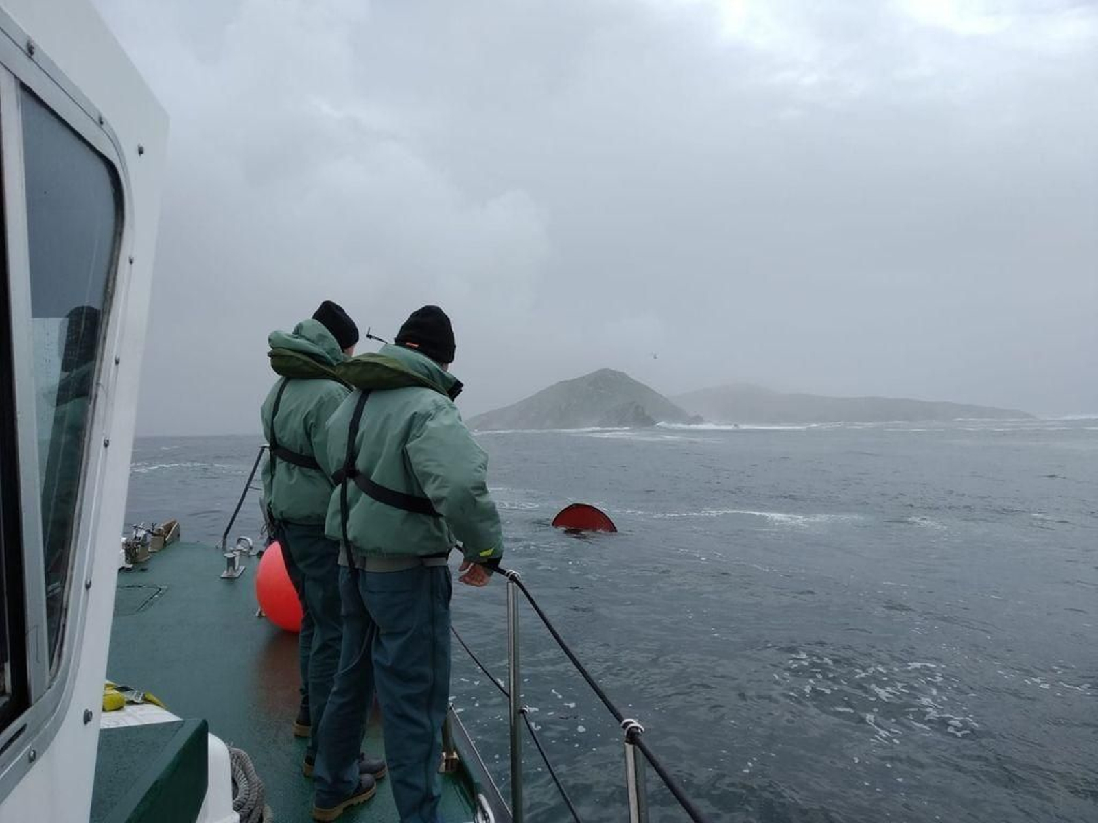 La planeadora zozobró por un golpe de mar cuando faenaba en las inmediaciones de la isla de Ons.