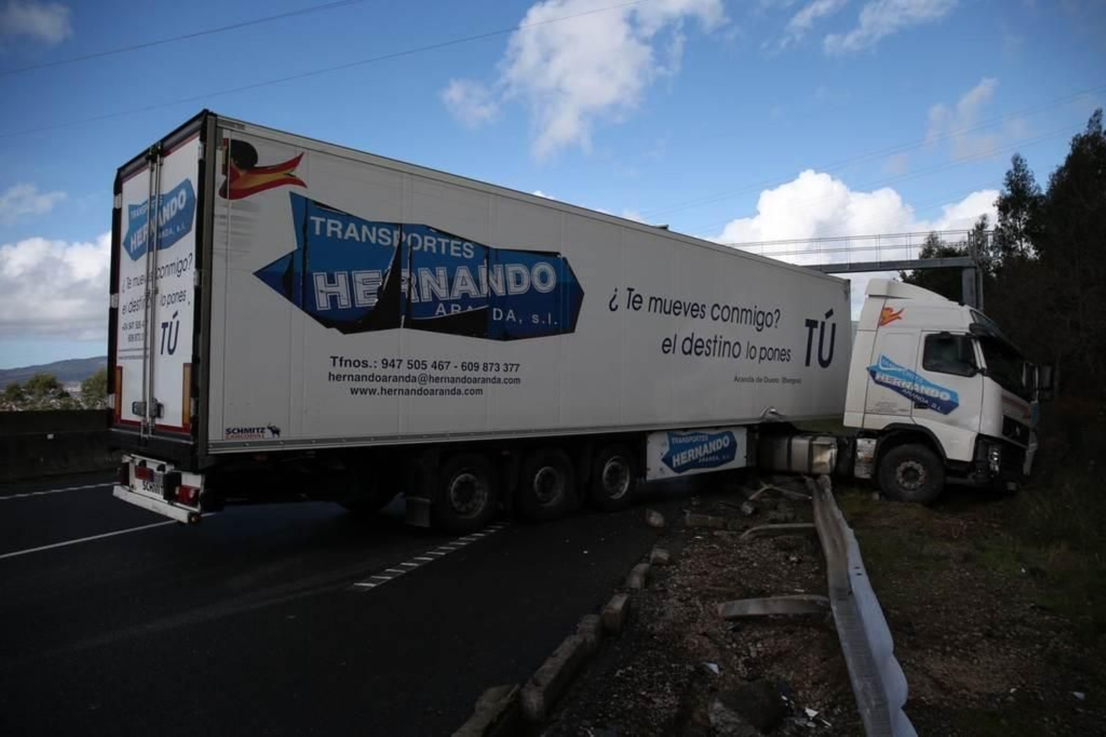 Un camión provoca retenciones en A Madroa _ Alberte 1