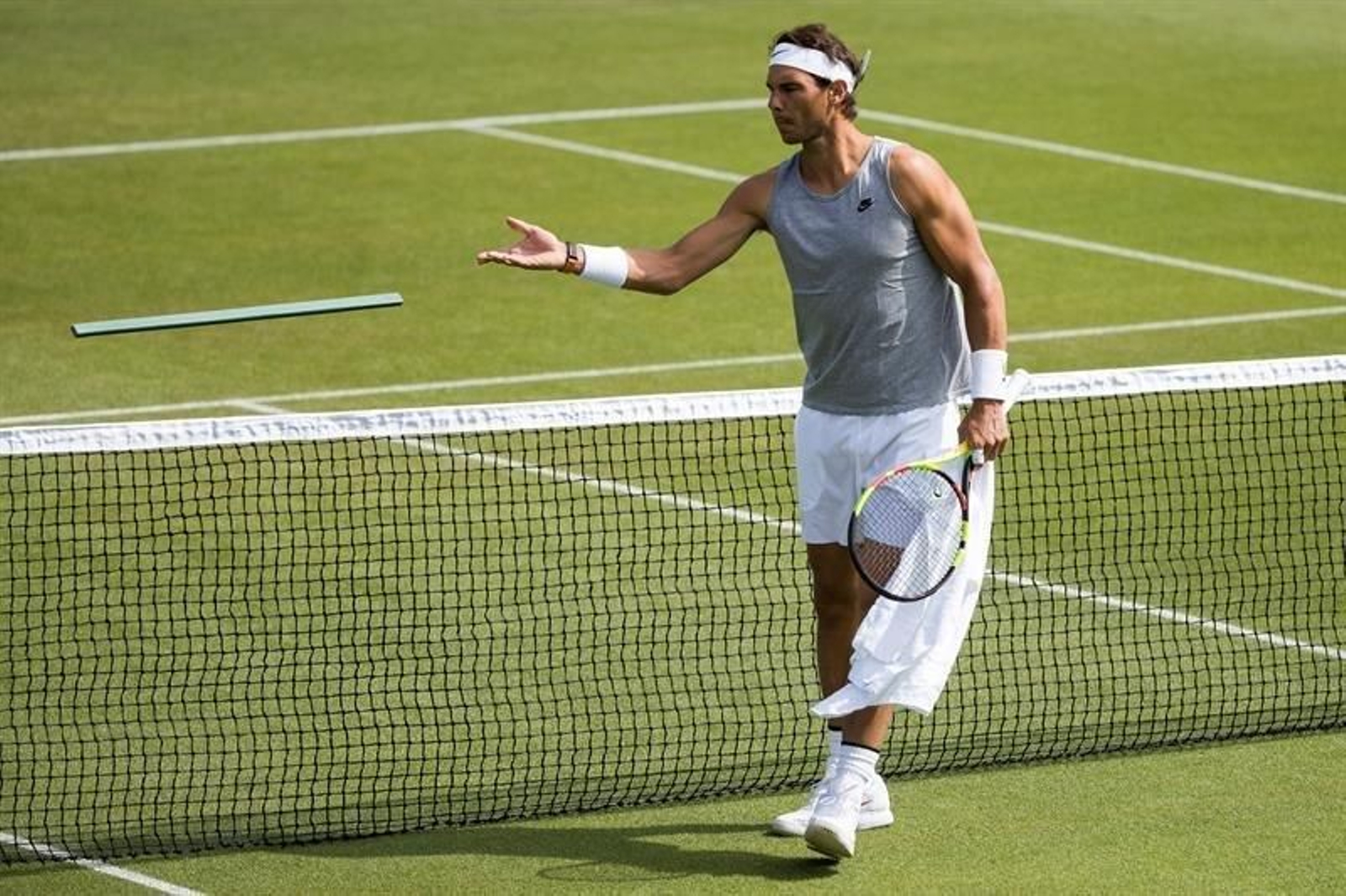 El tenista español Rafael Nadal entrena en el All England Lawn Tennis Club para preparar su participación en el torneo de tenis de Wimbledon