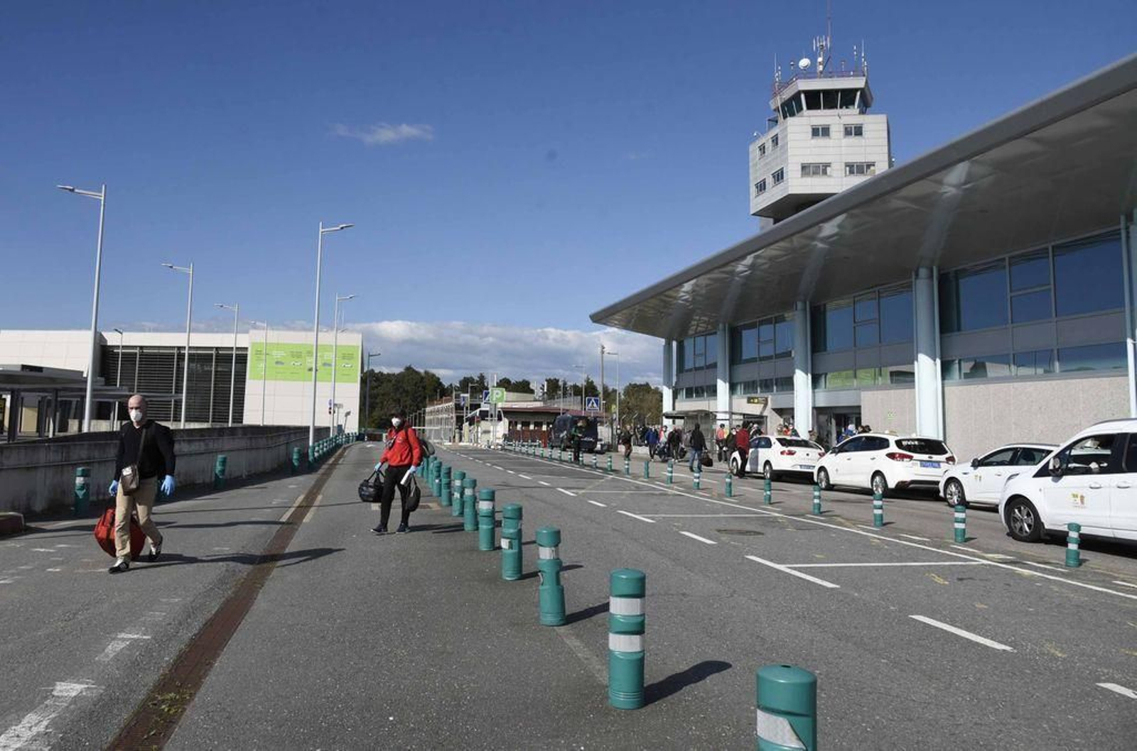 El aeropuerto de Peinador está cerrado y los vuelos son sólo a demanda.