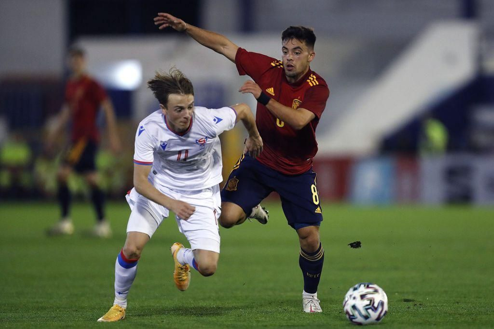Fran Beltrán trata de frenar a un jugador de Islas Feroe ayer.