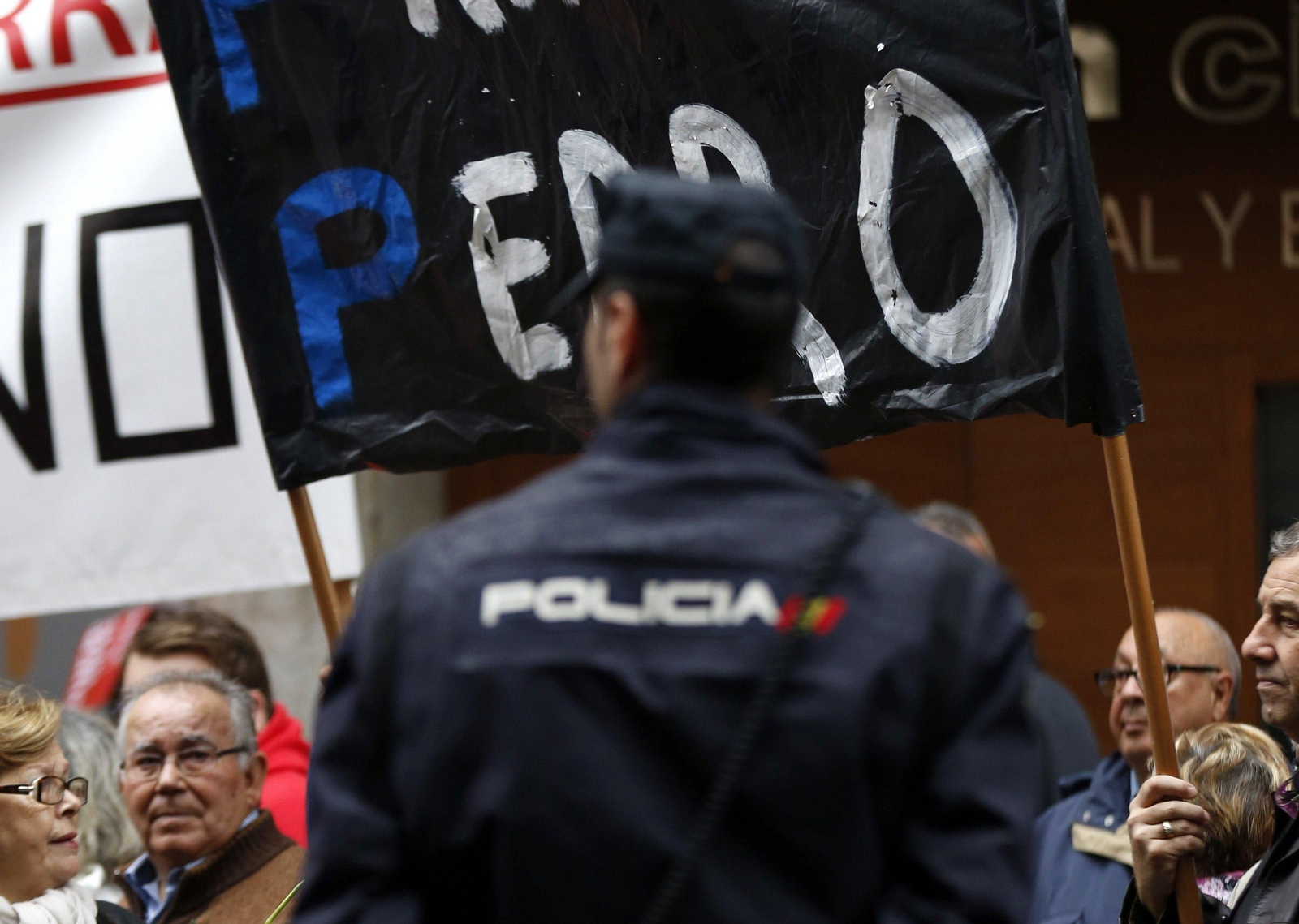 La policía custodia el exterior la sede de Ferraz