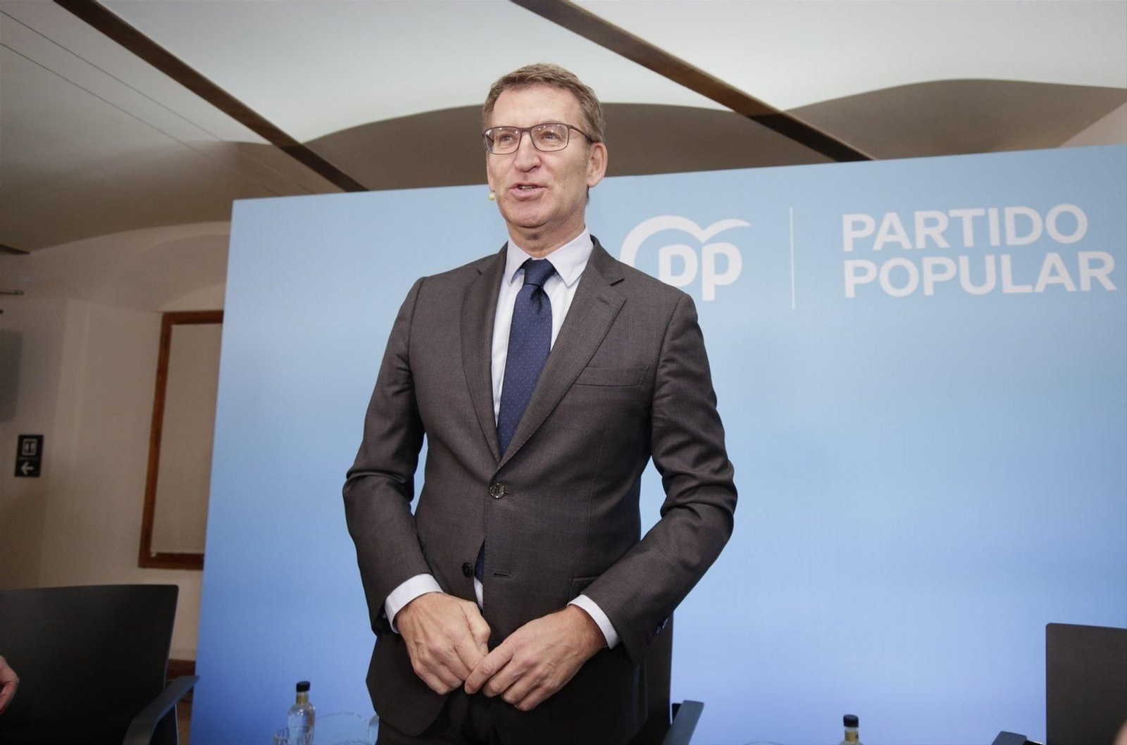 El presidente del Partido Popular, Alberto Núñez Feijóo, participa durante un coloquio del Partido Popular en León. // EP