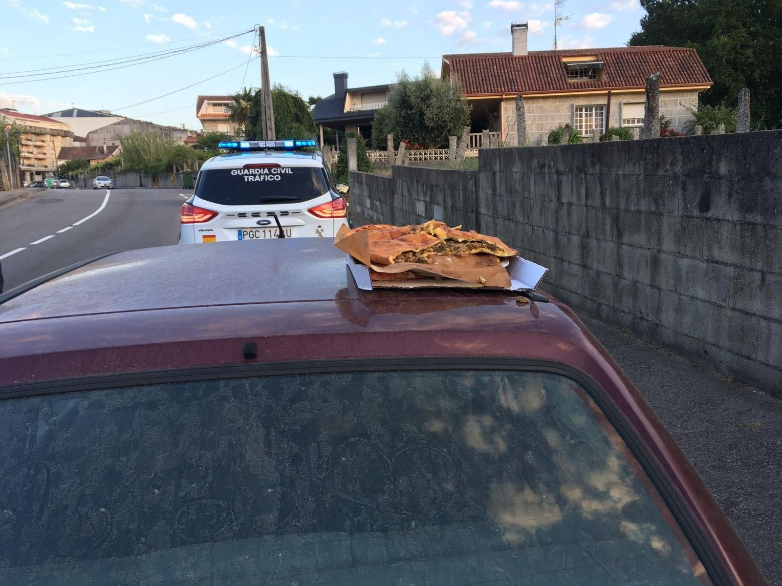 Imagen del Ford Fiesta, con la empanada.