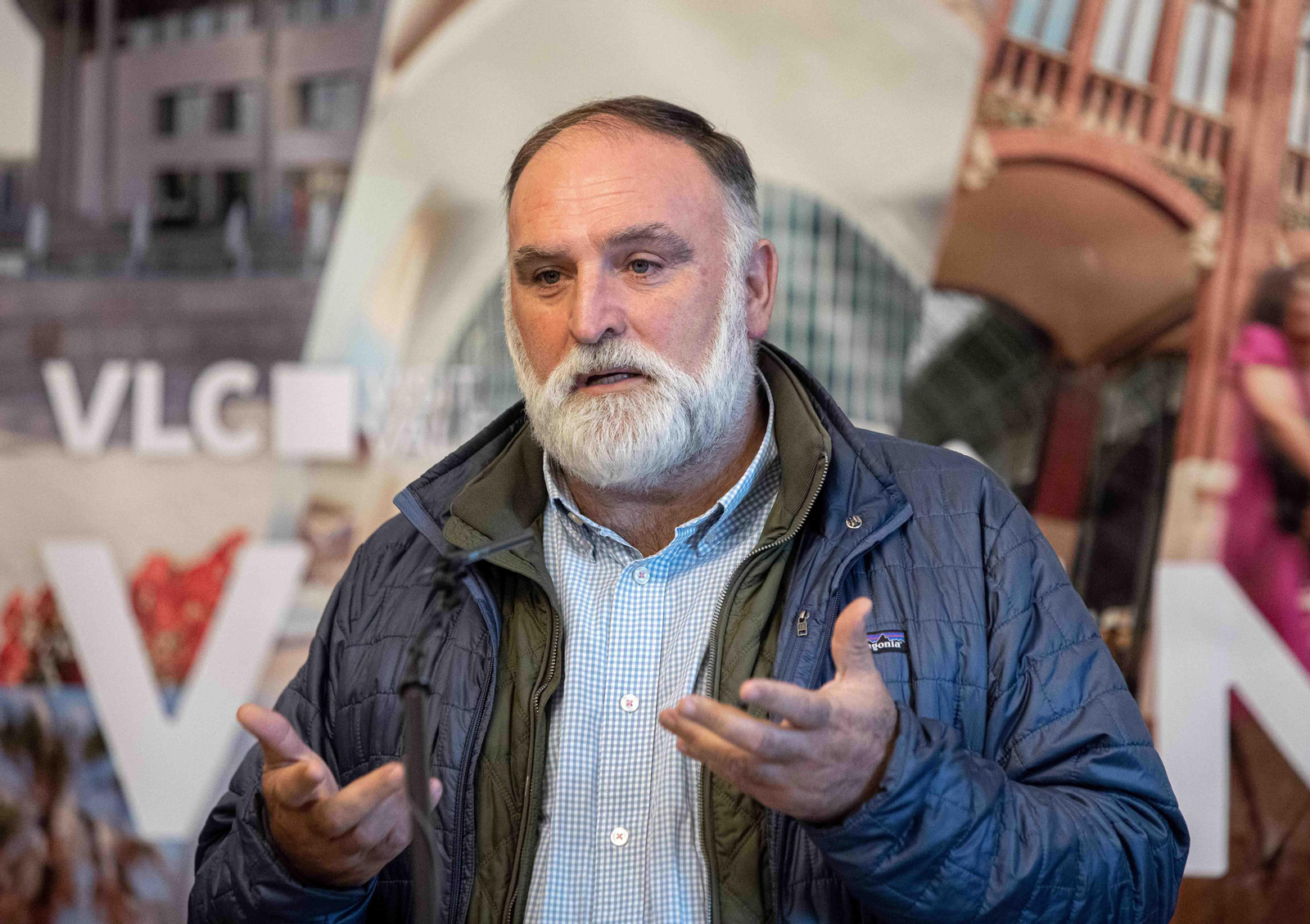Fotografía de archivo del cocinero José Andrés durante un homenaje recibido en el ayuntamiento de Valencia. EFE/Biel Aliño