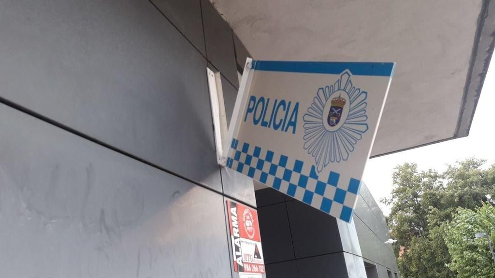 Estado en el que apareció en la mañana de ayer el cartel informativo de la entrada de la jefatura de Policía.