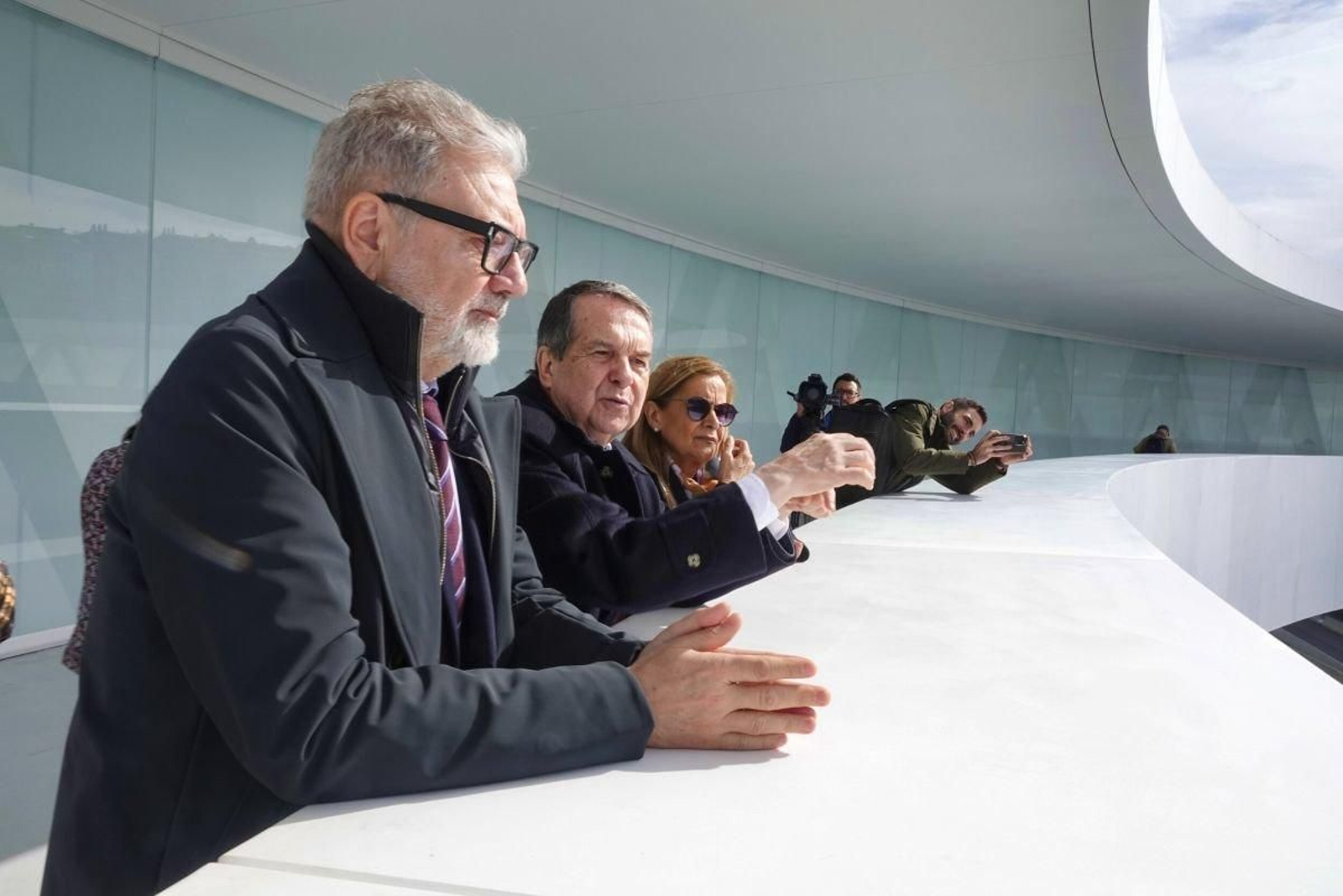 Los alcaldes Fèlix Larrosa y Abel Caballero,  con Carmela Silva ayer en el Halo.