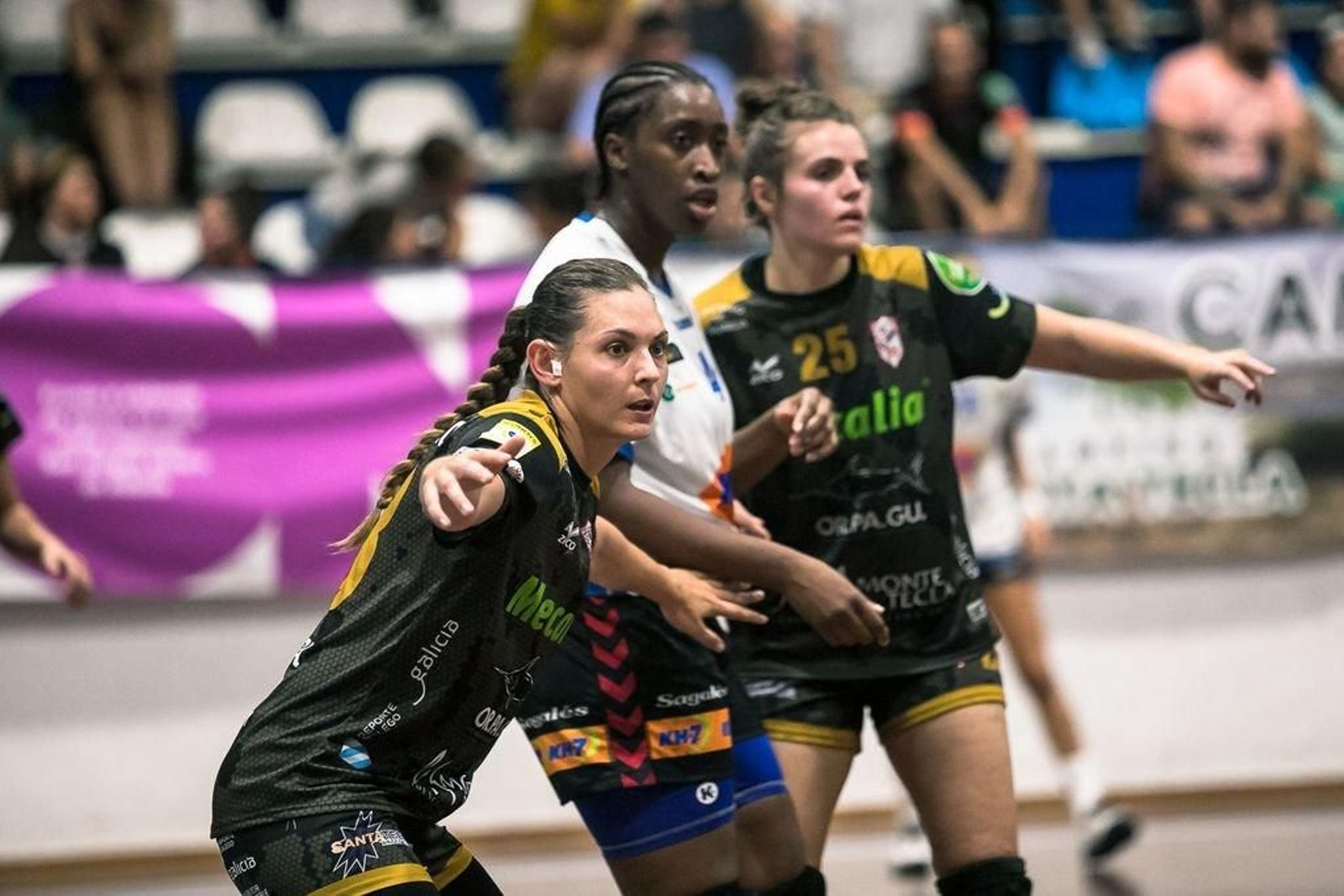 Descalzo y Valero, que podrá jugar hoy, sujetan a Gassama en el partido de la primera vuelta en A Sangriña.