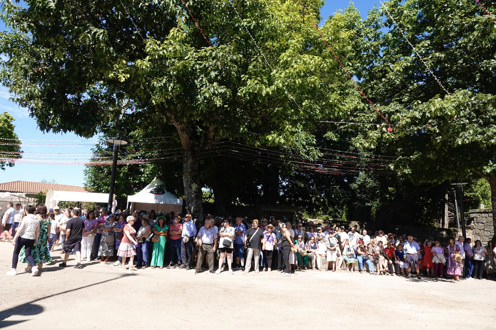 Asistentes a la misa solemne en el Pazo de San Roque.