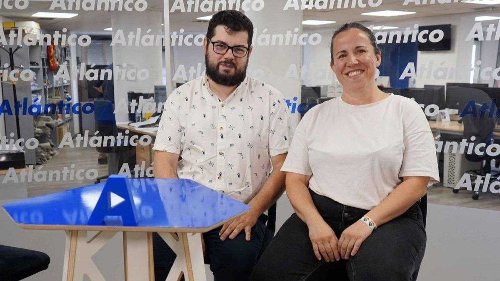 Gonzalo e Eli visitaron Atlántico para falar de igualdade no mes do Orgullo.