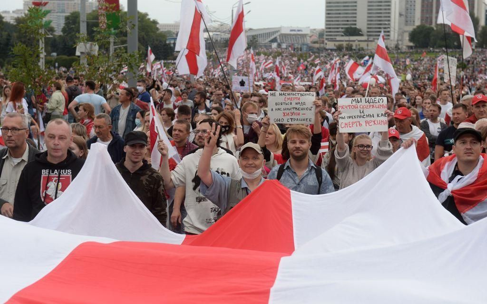 Manifestantes ondean la bandera de la oposición bielorrusa en Minsk.