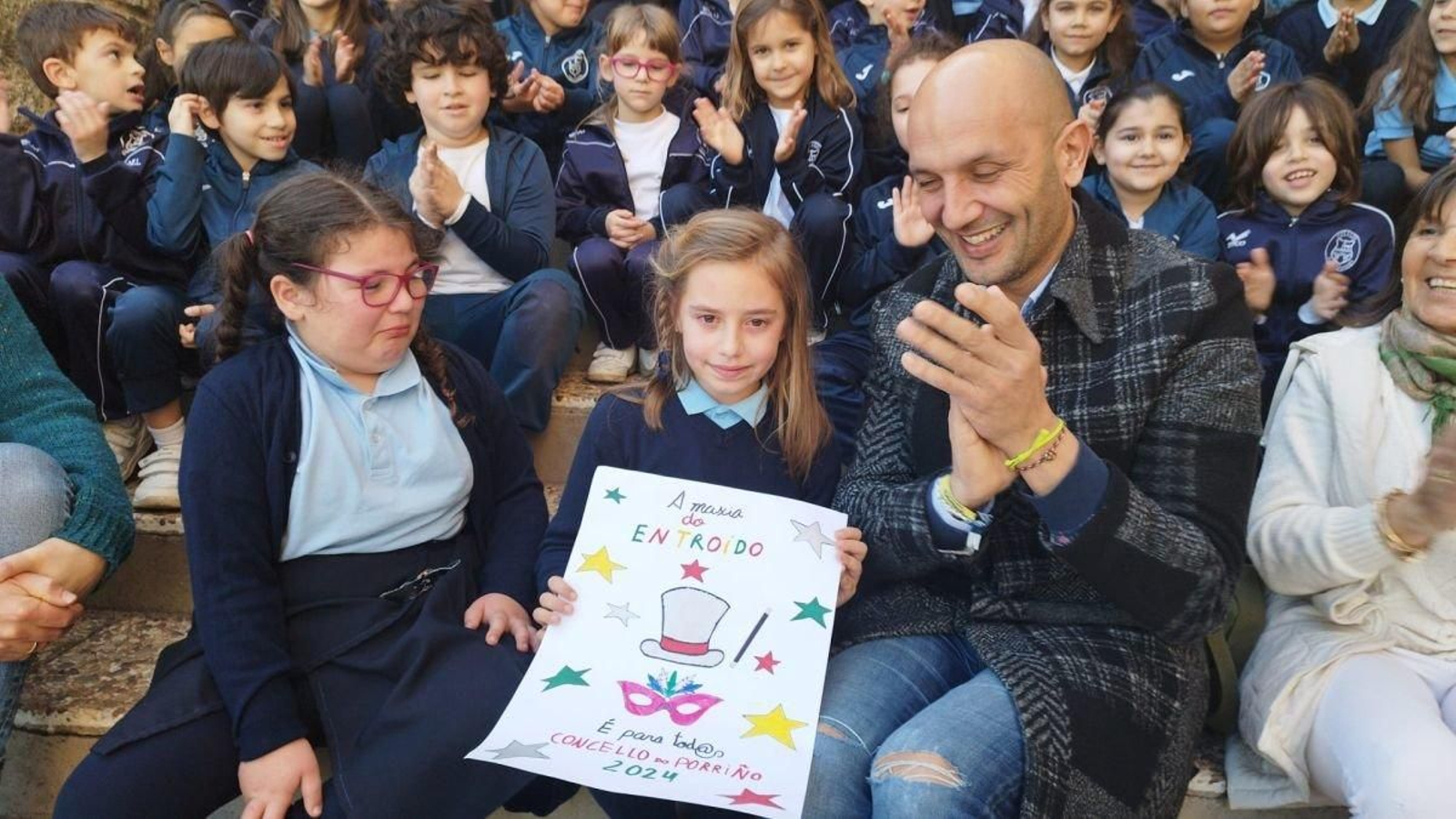 Carmen Sebastián, con su cartel ganador recibiendo los aplausos de sus compañeros y del alcalde.