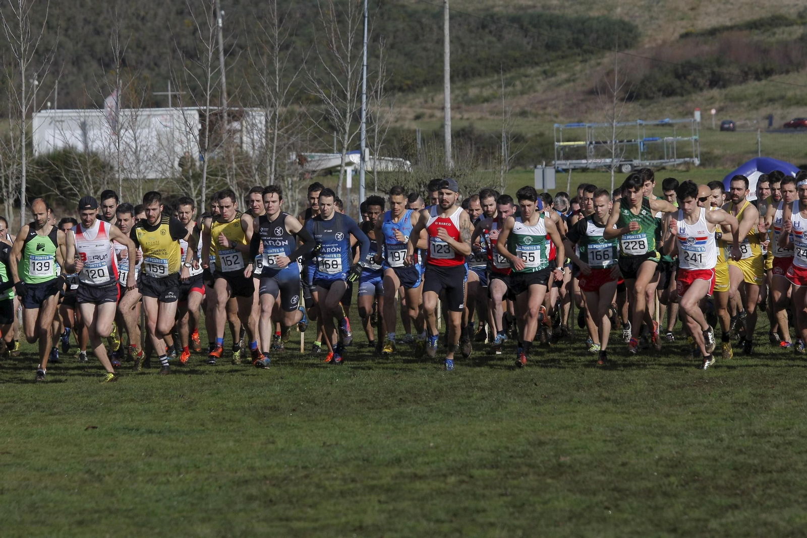 La salida de la prueba masculina sénior y sub-23, la que más participación  tuvo, con el vigués Serrat a la derecha (241).