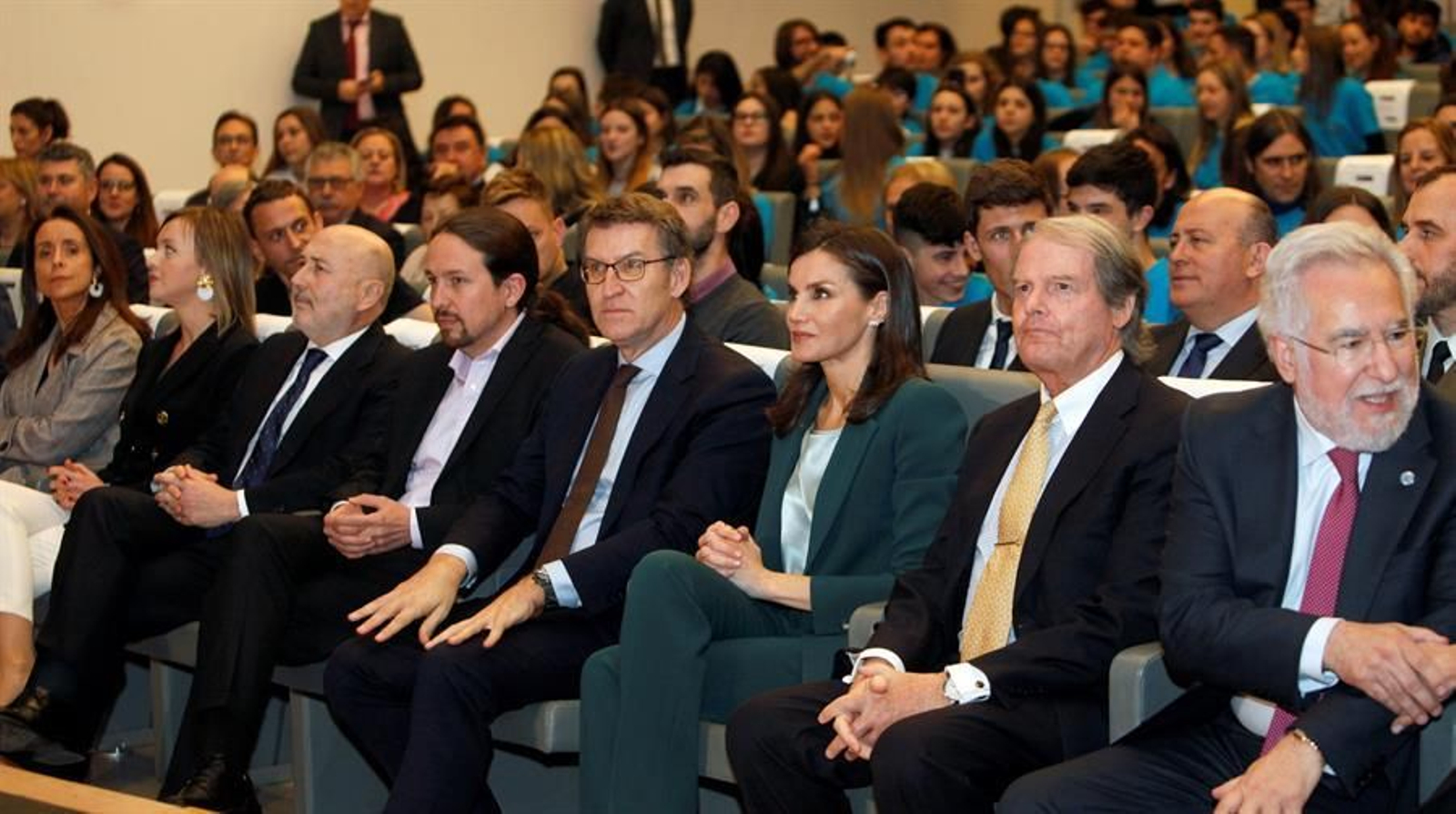 La reina Letizia acompañada por el presidente de la Xunta, Alberto Núñez Feijóo (4d), y el vicepresidente del Gobierno, Pablo Iglesias (4i), asiste al acto de proclamación del premio social Fundación Princesa de Girona 2020