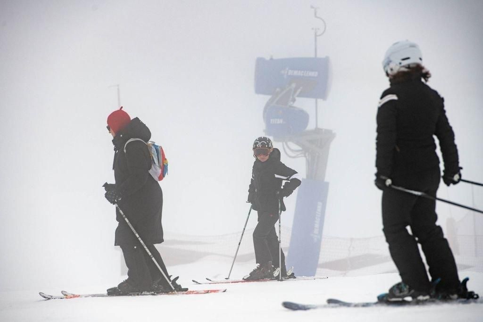 La estación de montaña Oca Manzaneda abre dos pistas para la práctica de los deportes de nieve gracias a la ayuda de los cañones de innivación. FOTO: ÓSCAR PINAL