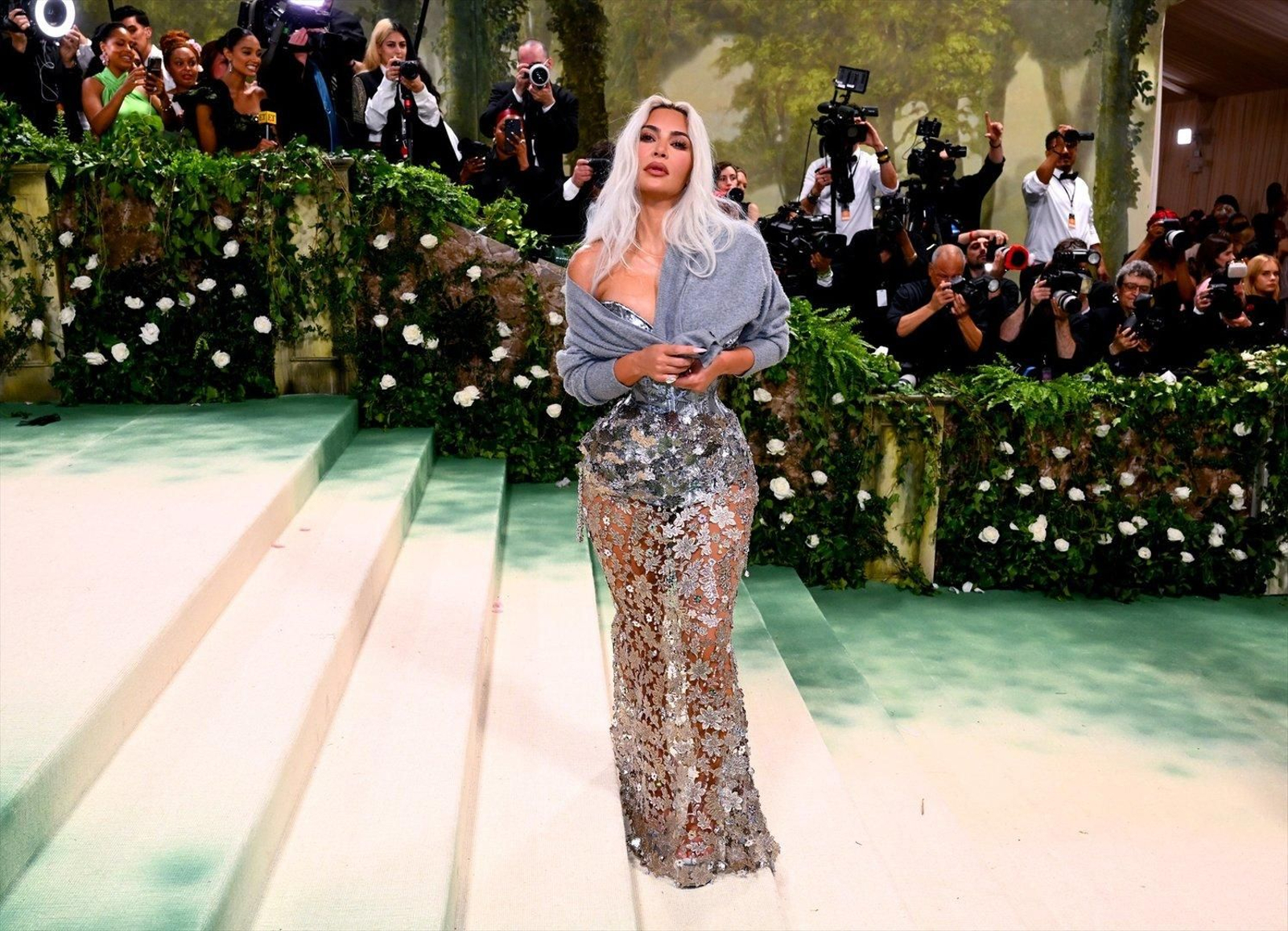 Kim Kardashian. Incondicional de la gala -al igual que sus hermanas Kendall y Kylie Jenner- ha lucido un diseño de Maison Margiela por John Galliano formado por un ajustado corsé y falda metalizada que ha combinado con una chaqueta corta en color gris perla.