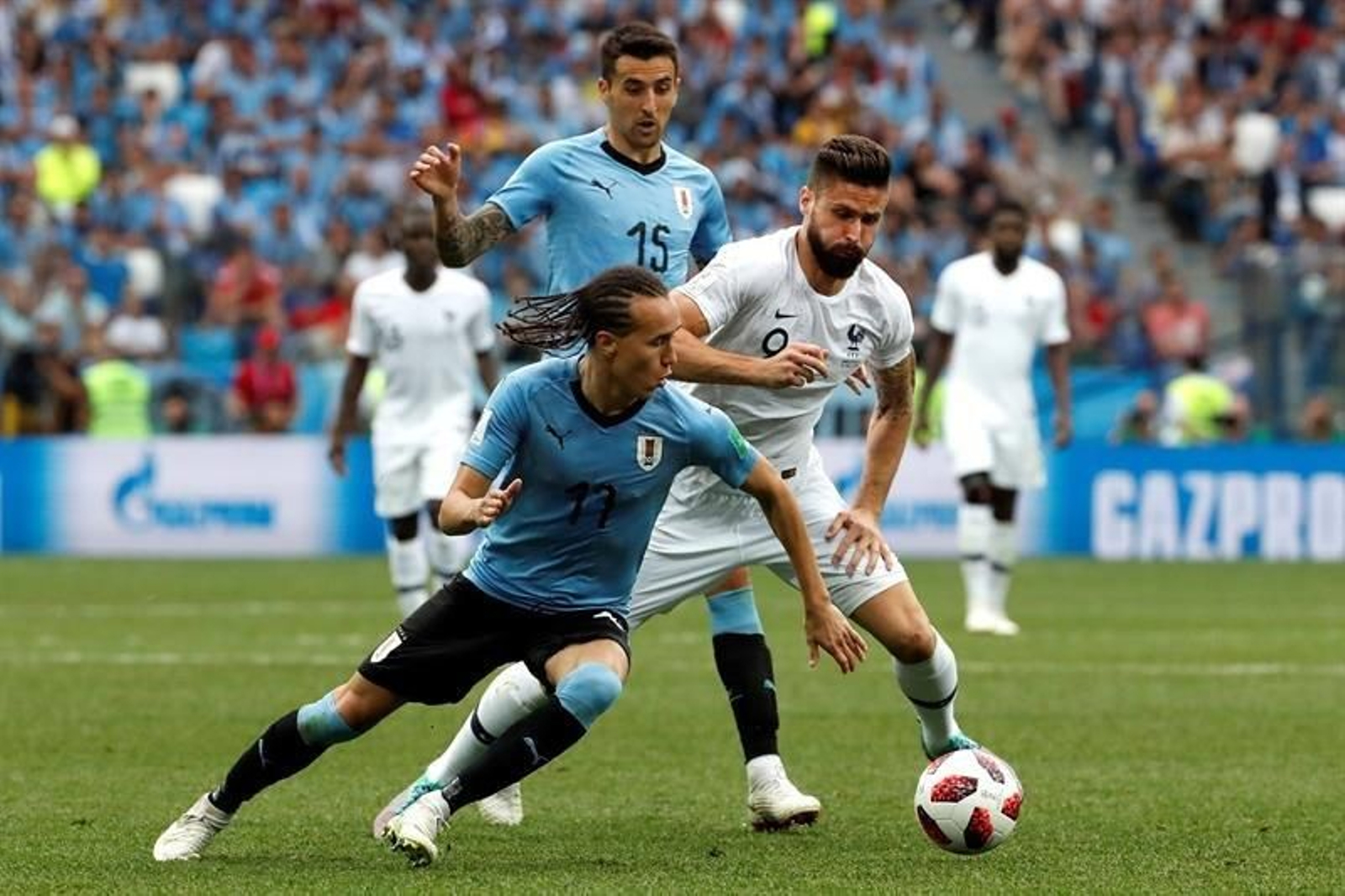 El centrocampista uruguayo Diego Laxalt y el delantero francés Olivier Giroud durante el partido