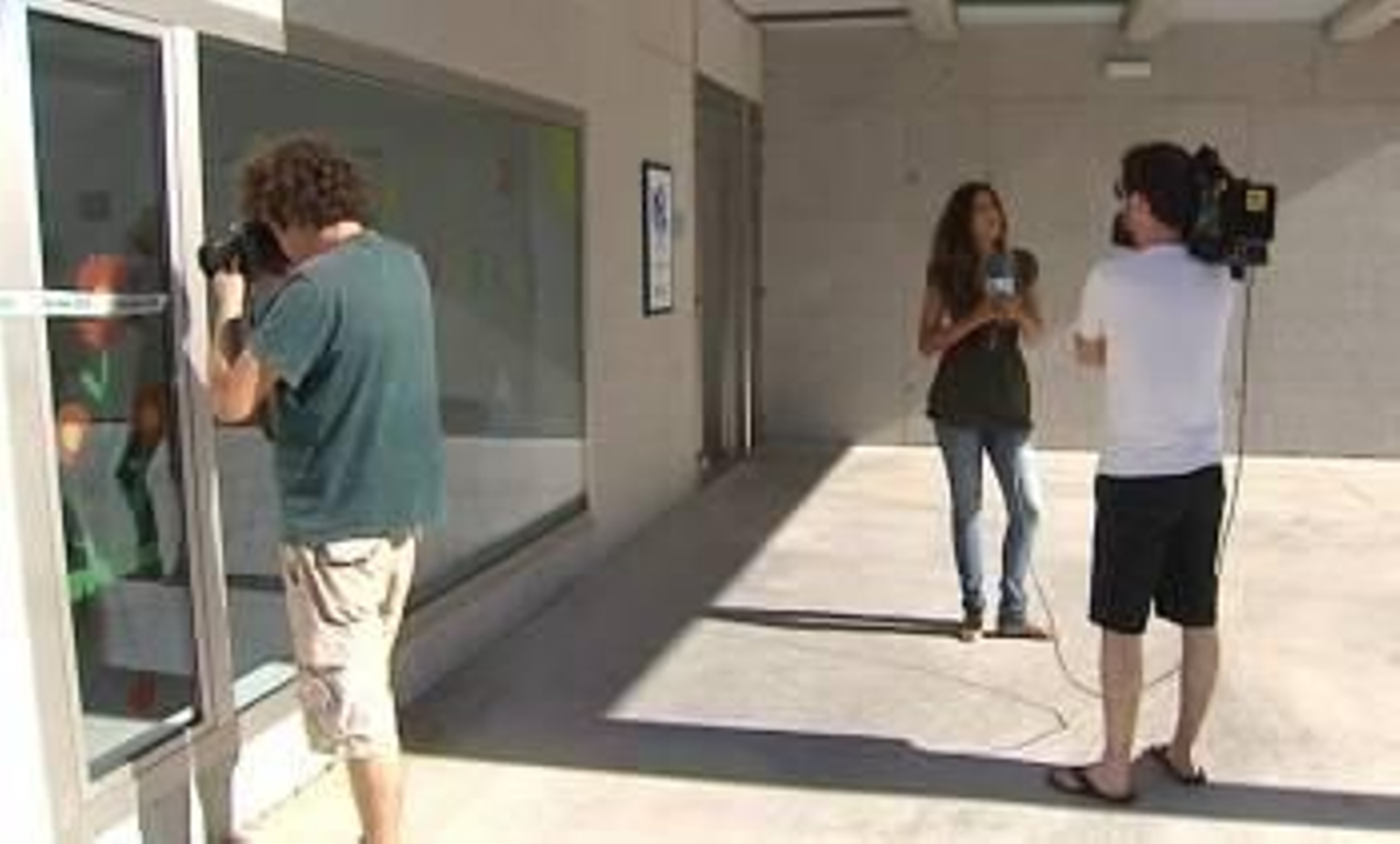 Tres periodistas, en el exterior de la guardería de Betanzos. (Foto: ARCHIVO)