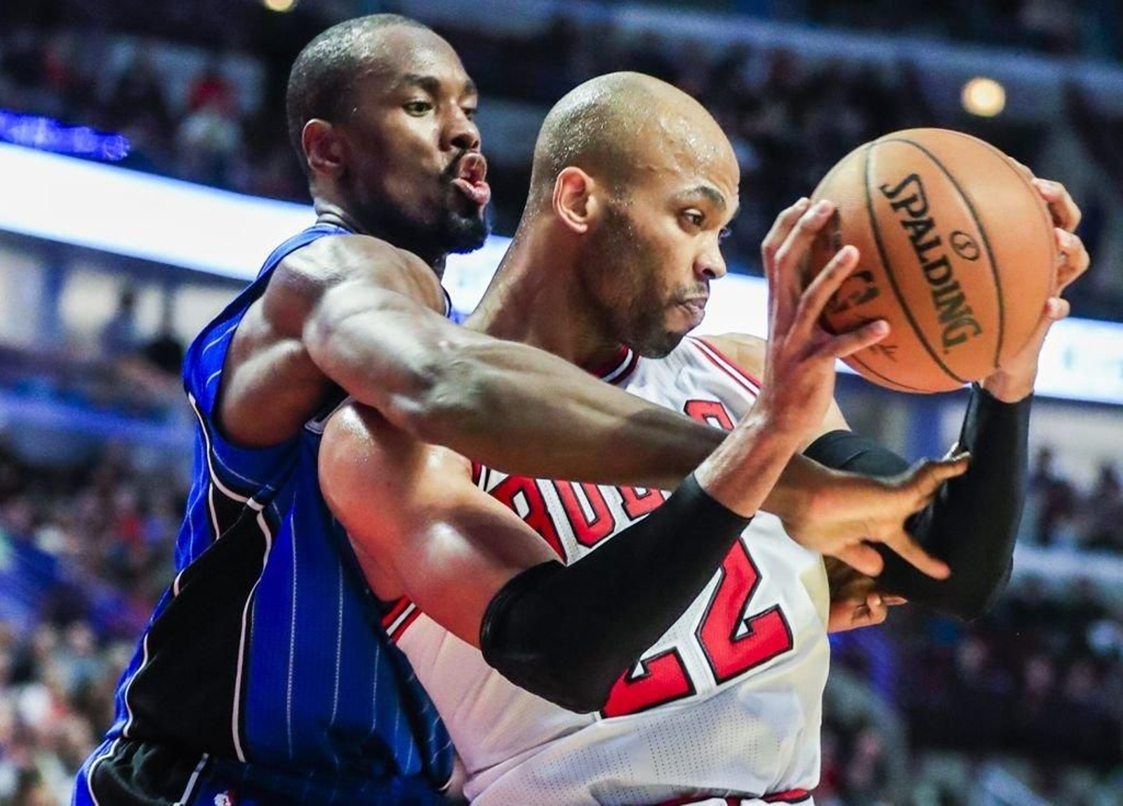 Ibaka trata de robar un balón en un partido anterior de los Magic.