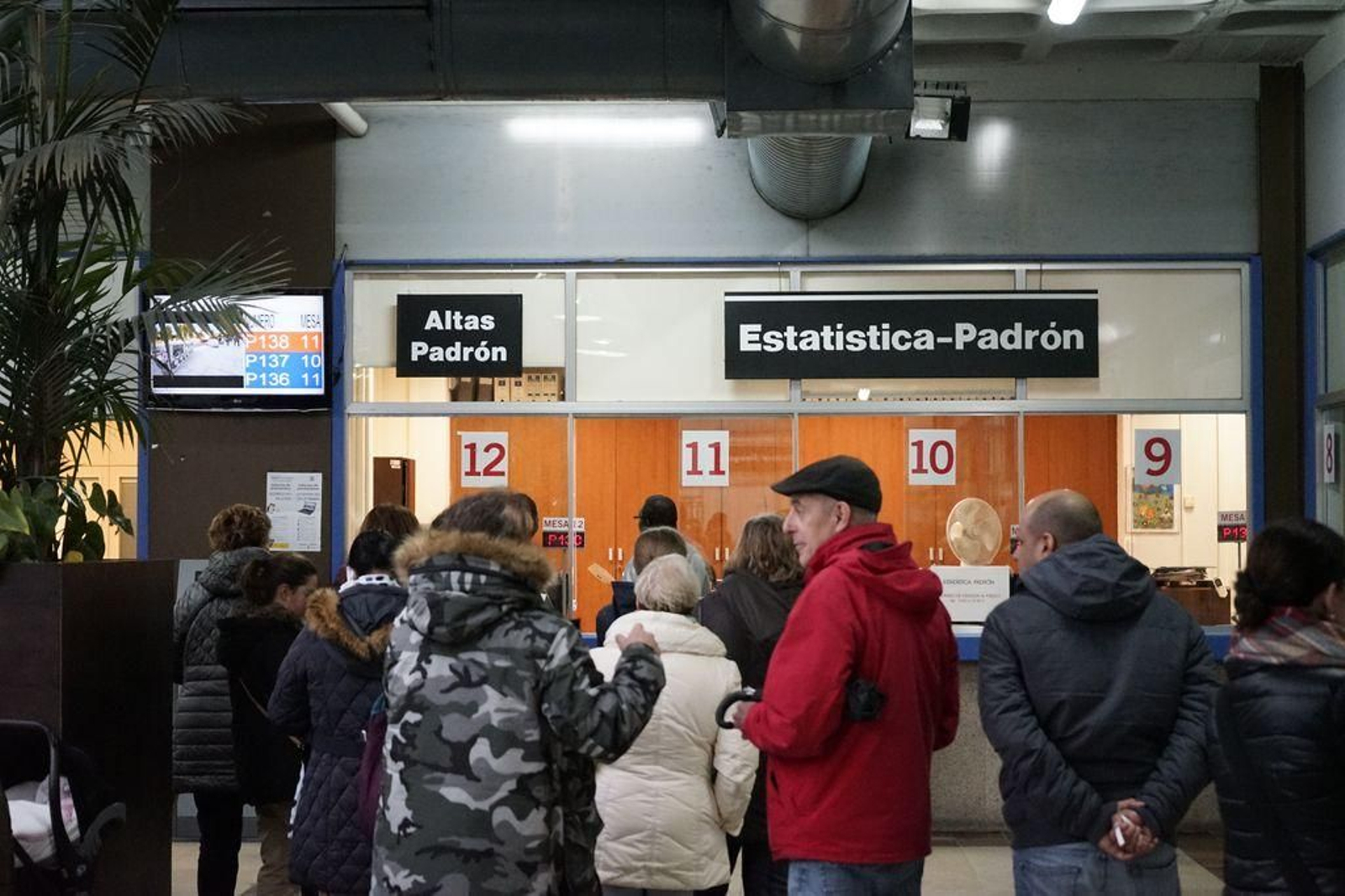 Una imagen repetida: colas ante la oficina municipal de estadística y padrón en el consistorio.