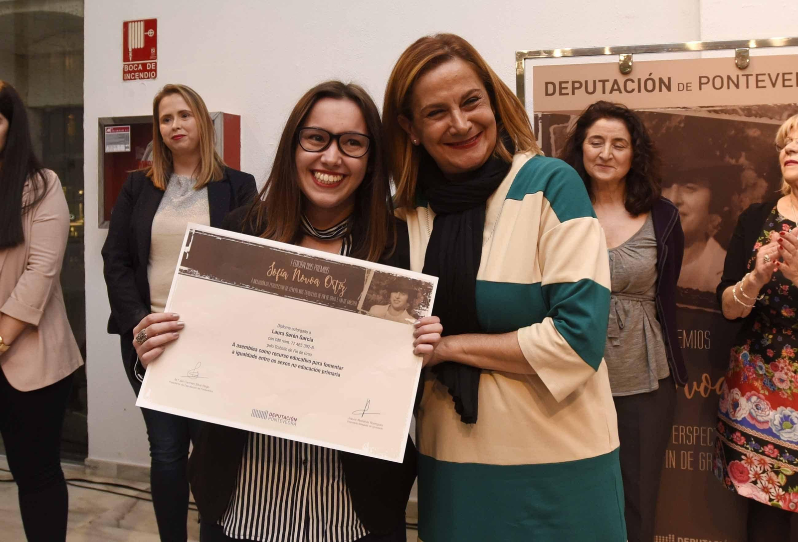 A presidenta da Deputación, cunha das premiadas, onte na Casa Galega de Cultura.