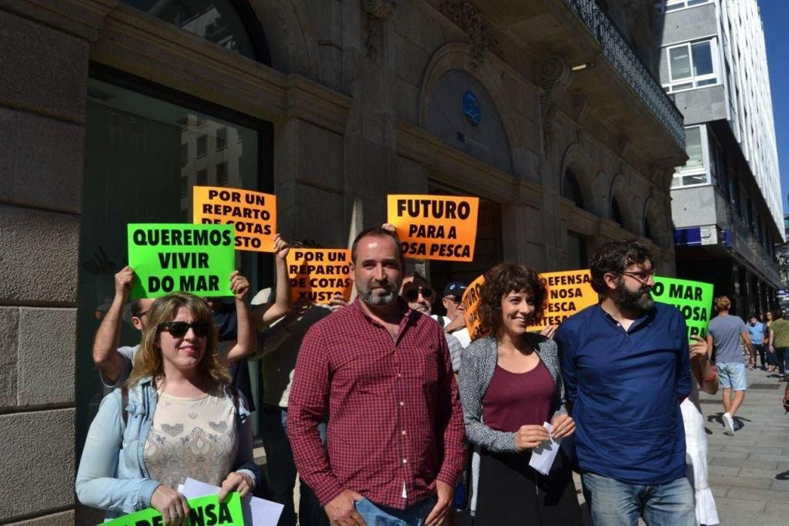 Miembros de la candidatura de En Marea, ayer ante la puerta de la Agencia Europea de la Pesca, con sede central en Vigo.