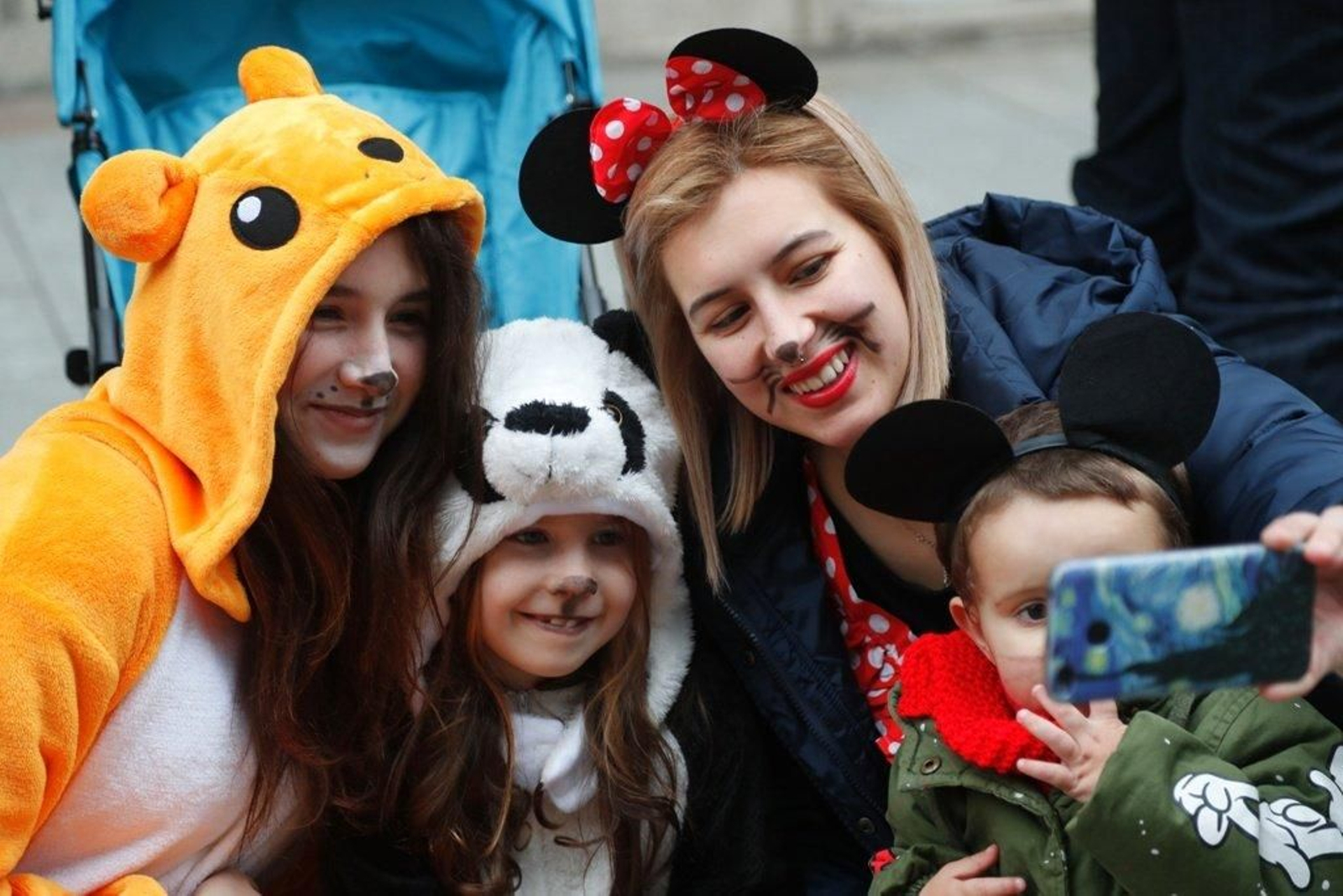 Las comparsas calientan el Entroido en Vigo Foto JVLandín 01