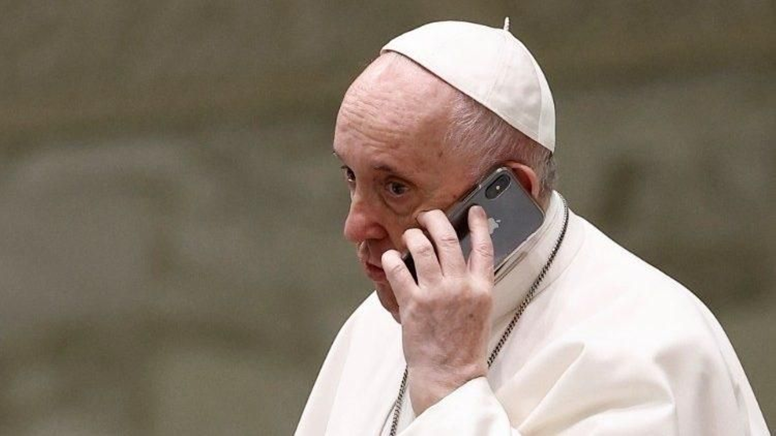 El Papa Francisco hablando por su teléfono móvil.(EP)